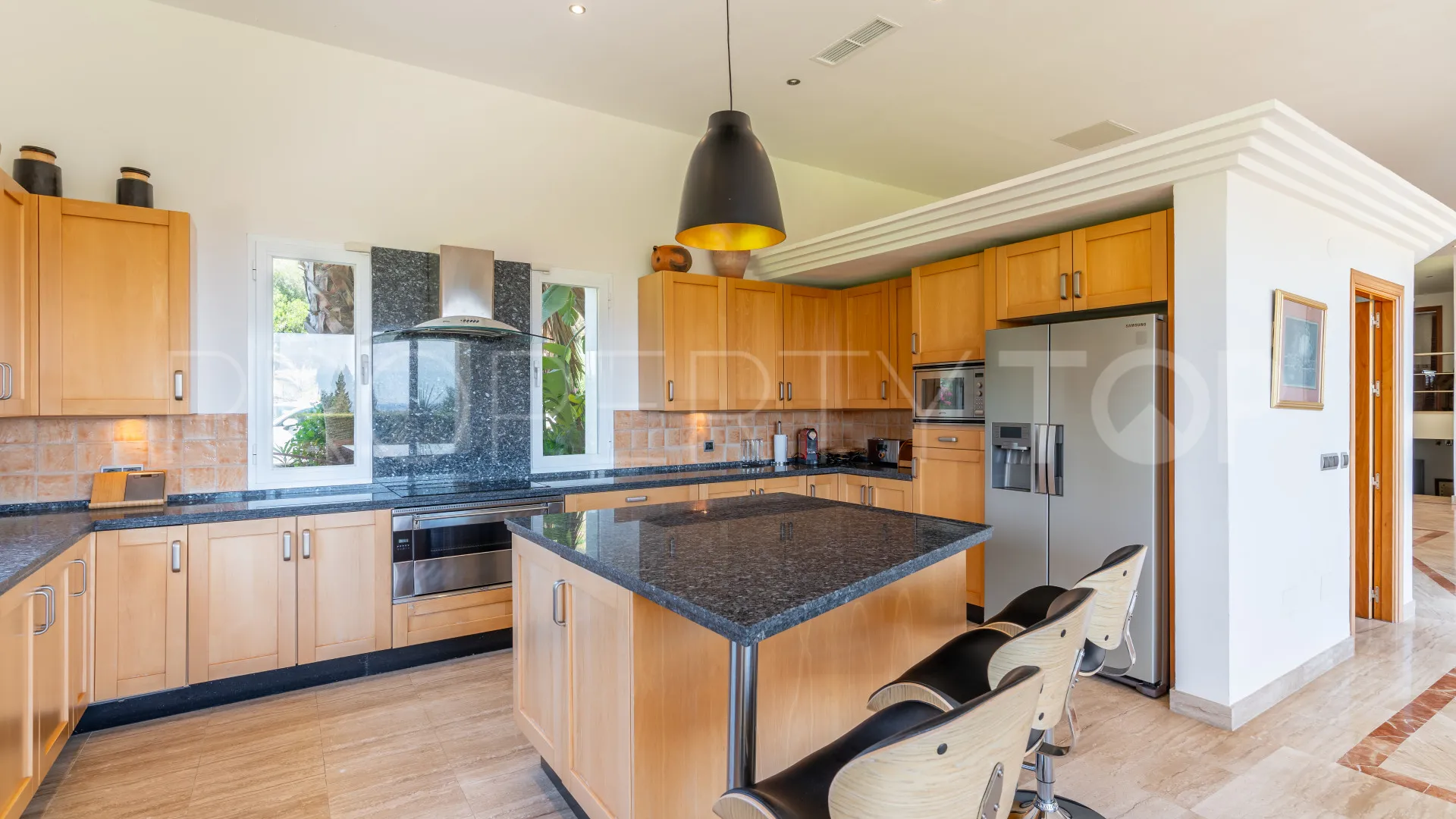 For sale Los Arqueros villa with 5 bedrooms