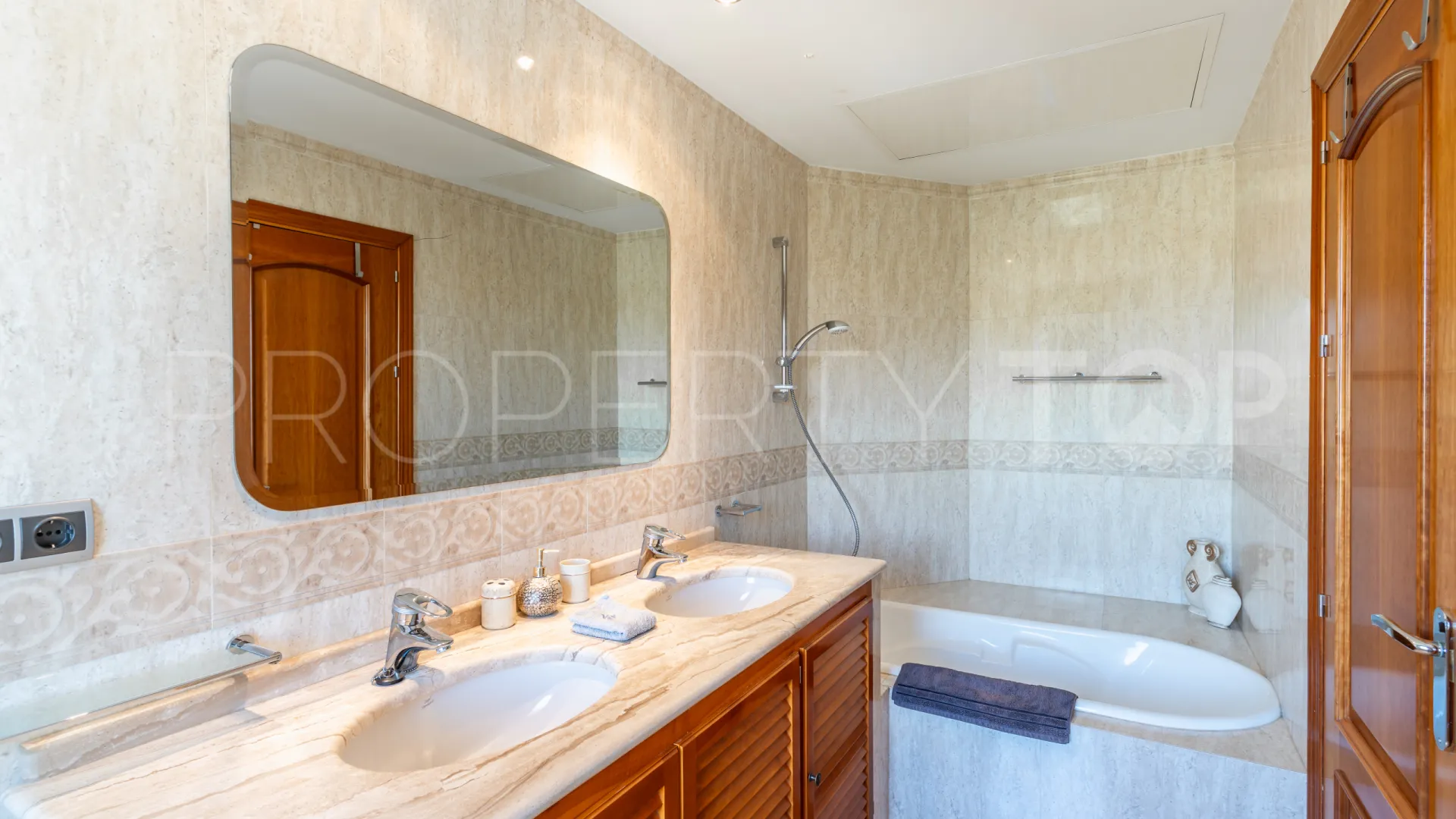 For sale Los Arqueros villa with 5 bedrooms