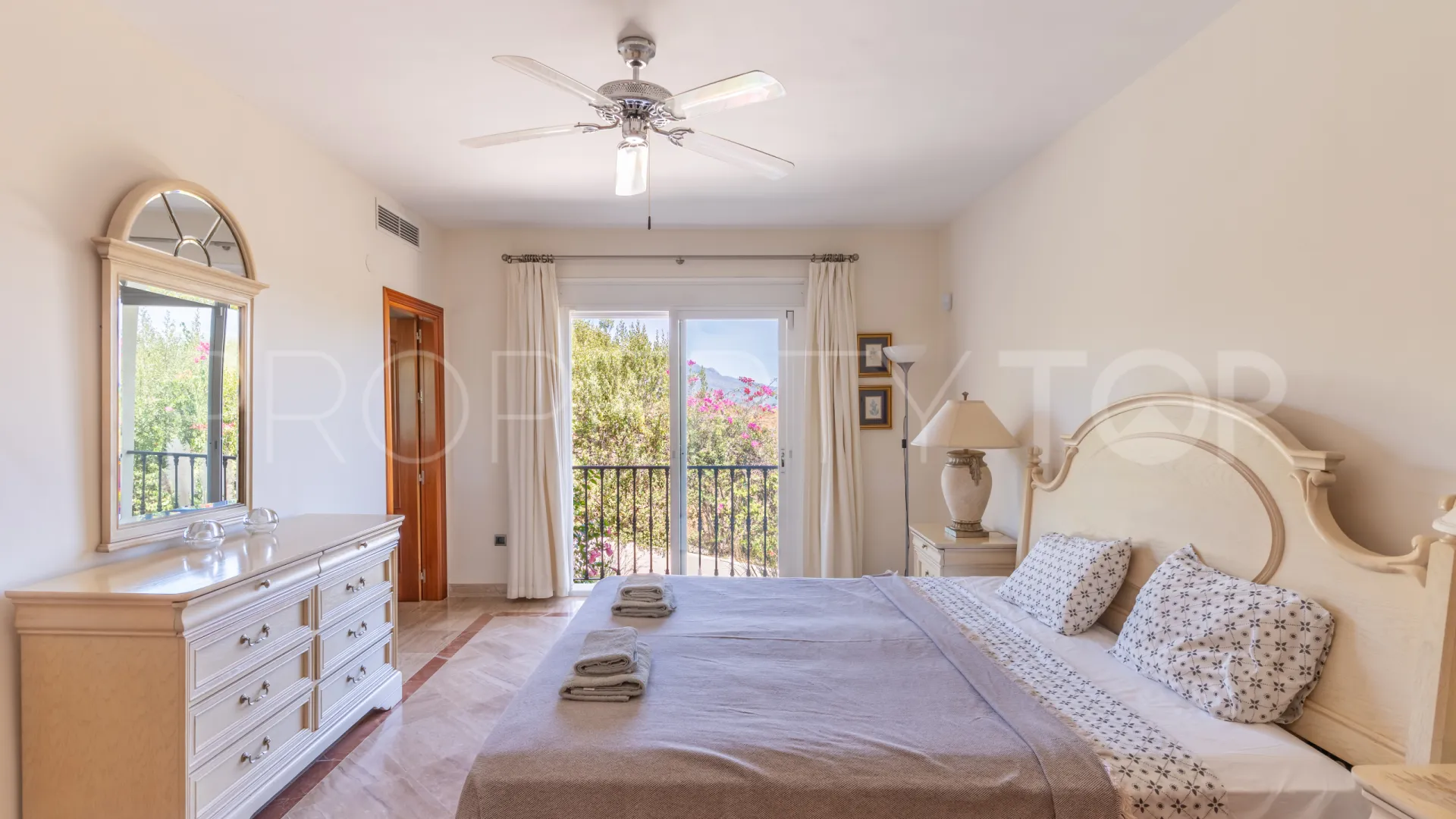 For sale Los Arqueros villa with 5 bedrooms