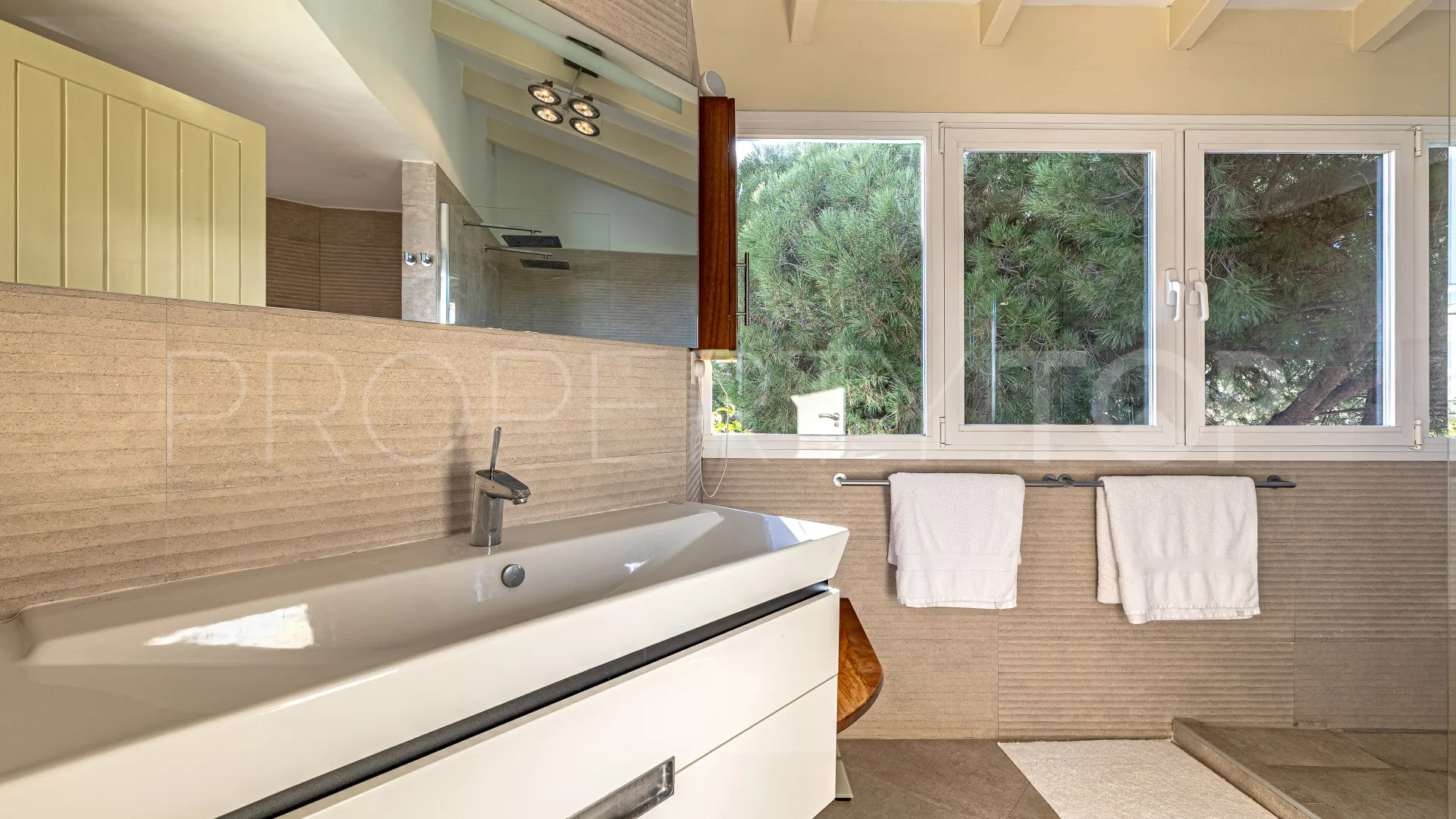 Buy 5 bedrooms house in Las Chapas