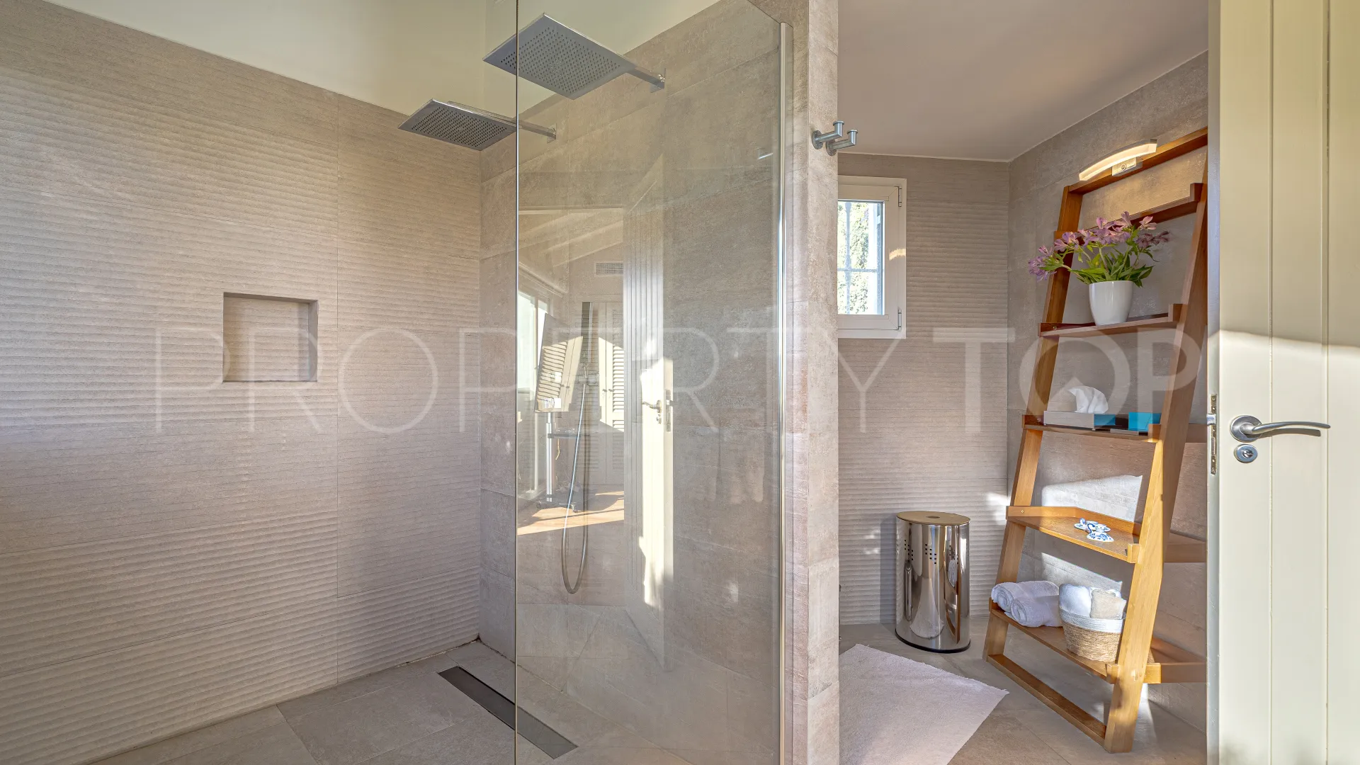 Buy 5 bedrooms house in Las Chapas