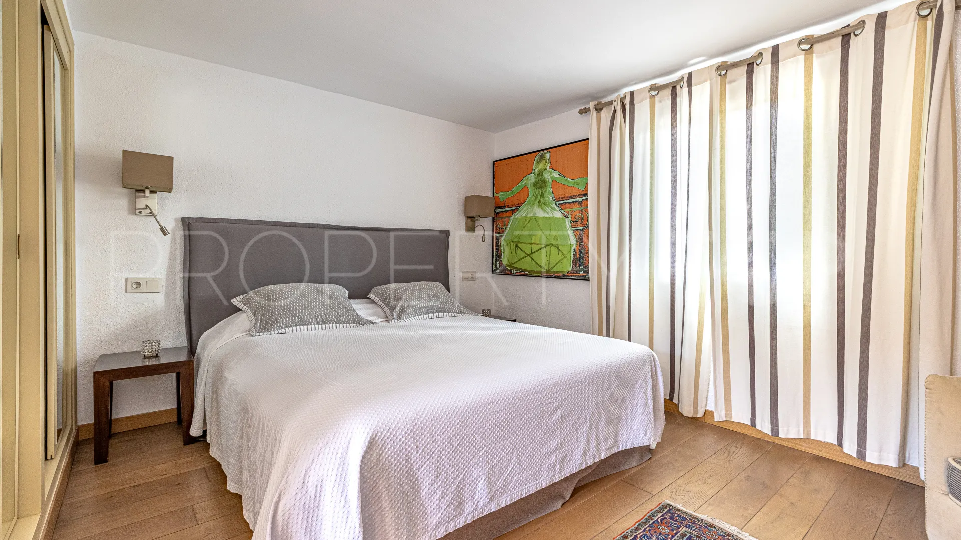 Buy 5 bedrooms house in Las Chapas