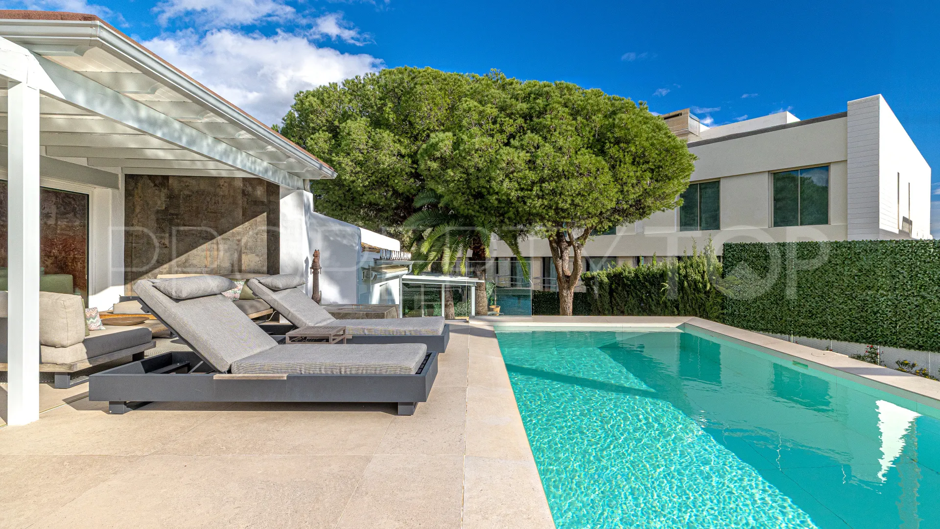 Buy 5 bedrooms house in Las Chapas
