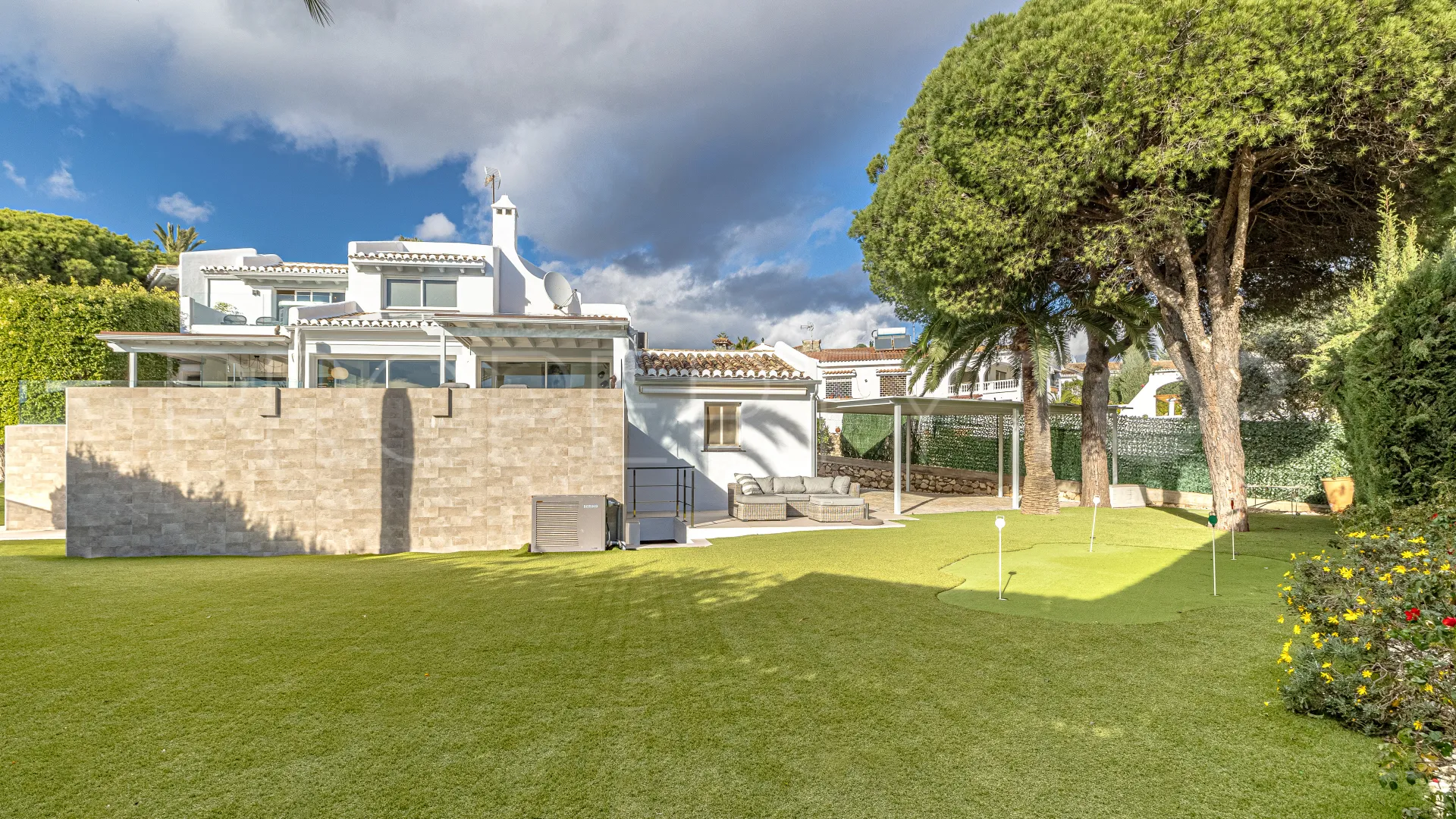 Buy 5 bedrooms house in Las Chapas