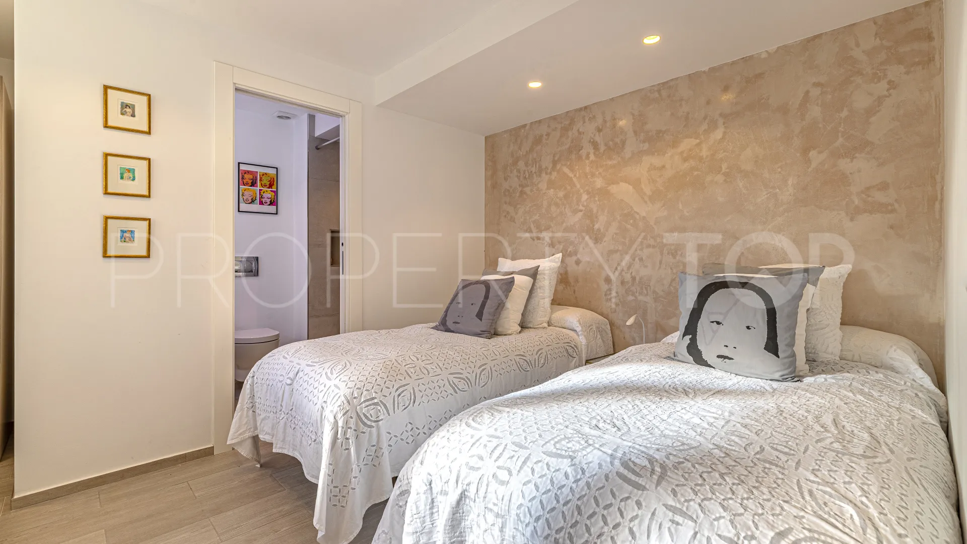 Buy 5 bedrooms house in Las Chapas