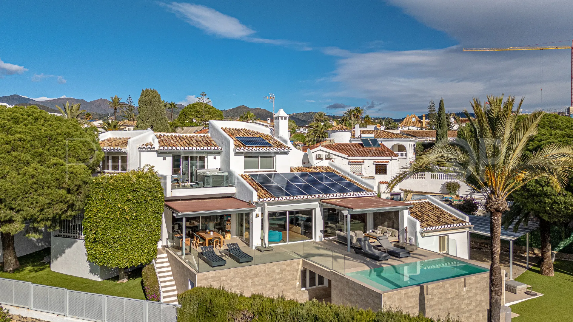 Buy 5 bedrooms house in Las Chapas