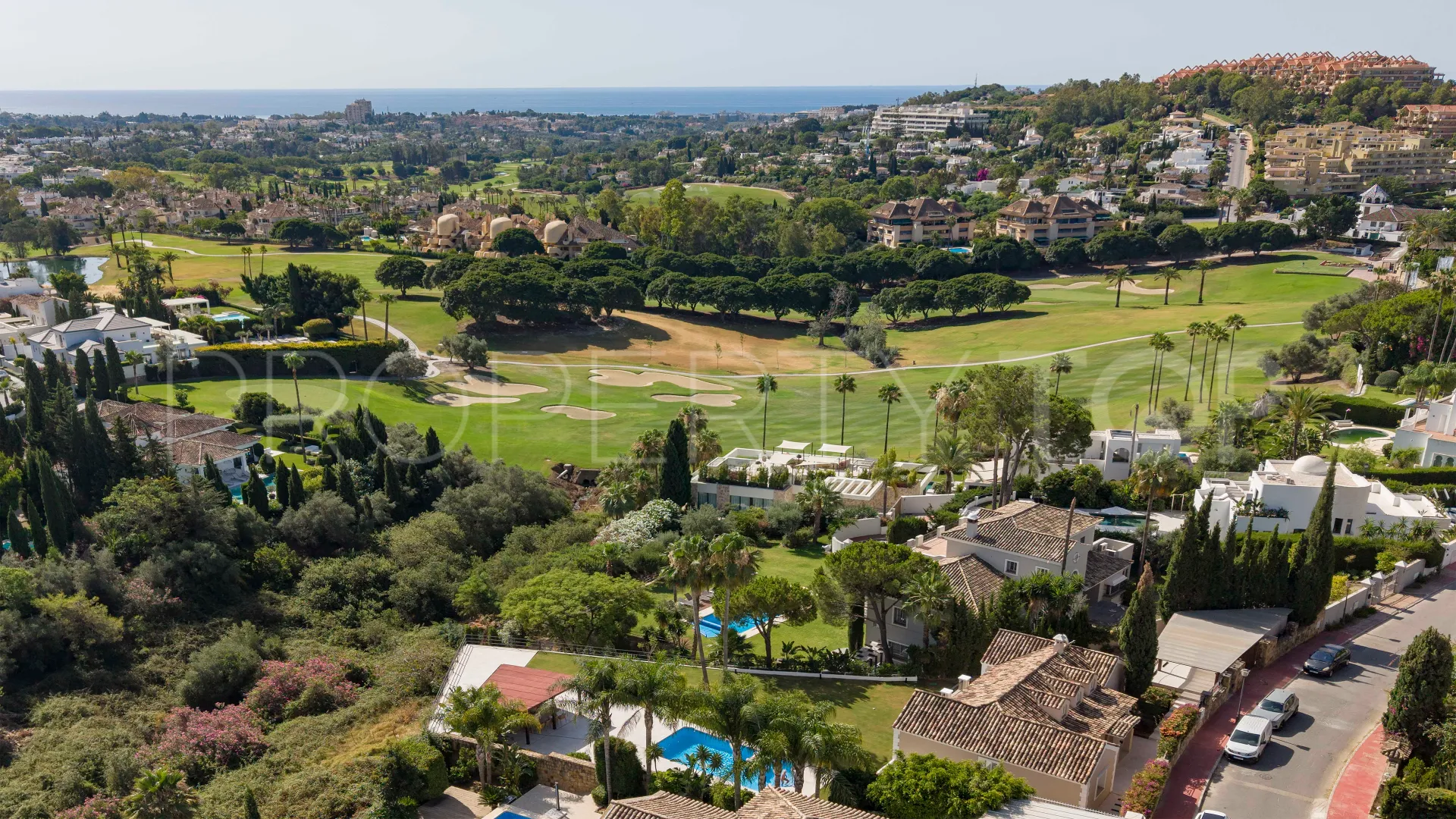 Comprar villa de 4 dormitorios en Nueva Andalucia