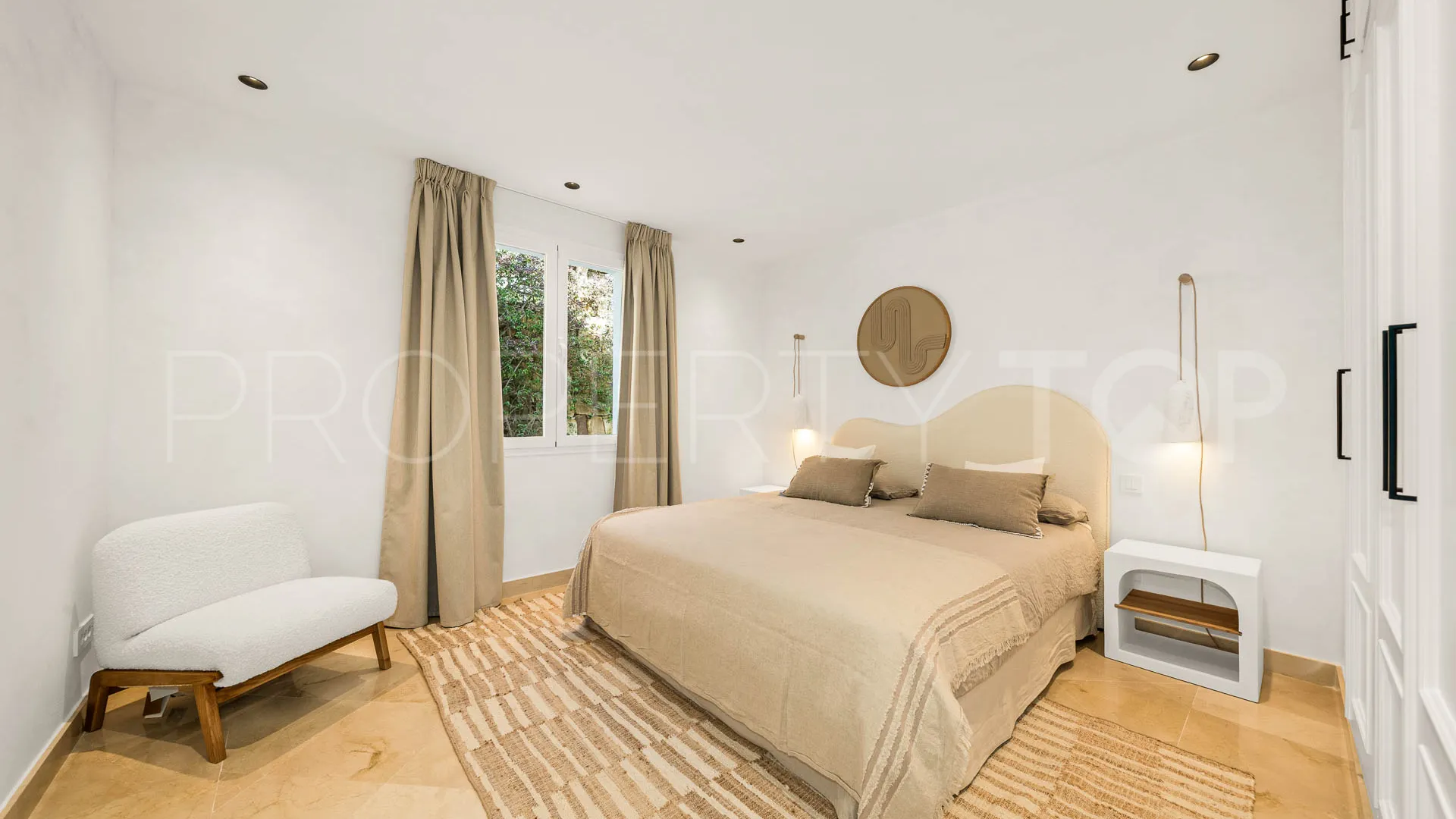 Comprar villa de 4 dormitorios en Nueva Andalucia