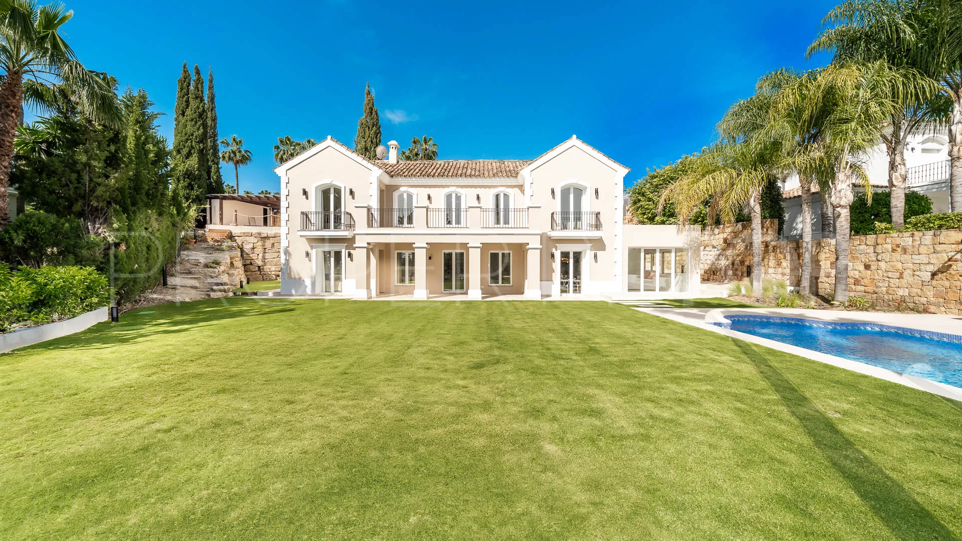 Comprar villa de 4 dormitorios en Nueva Andalucia