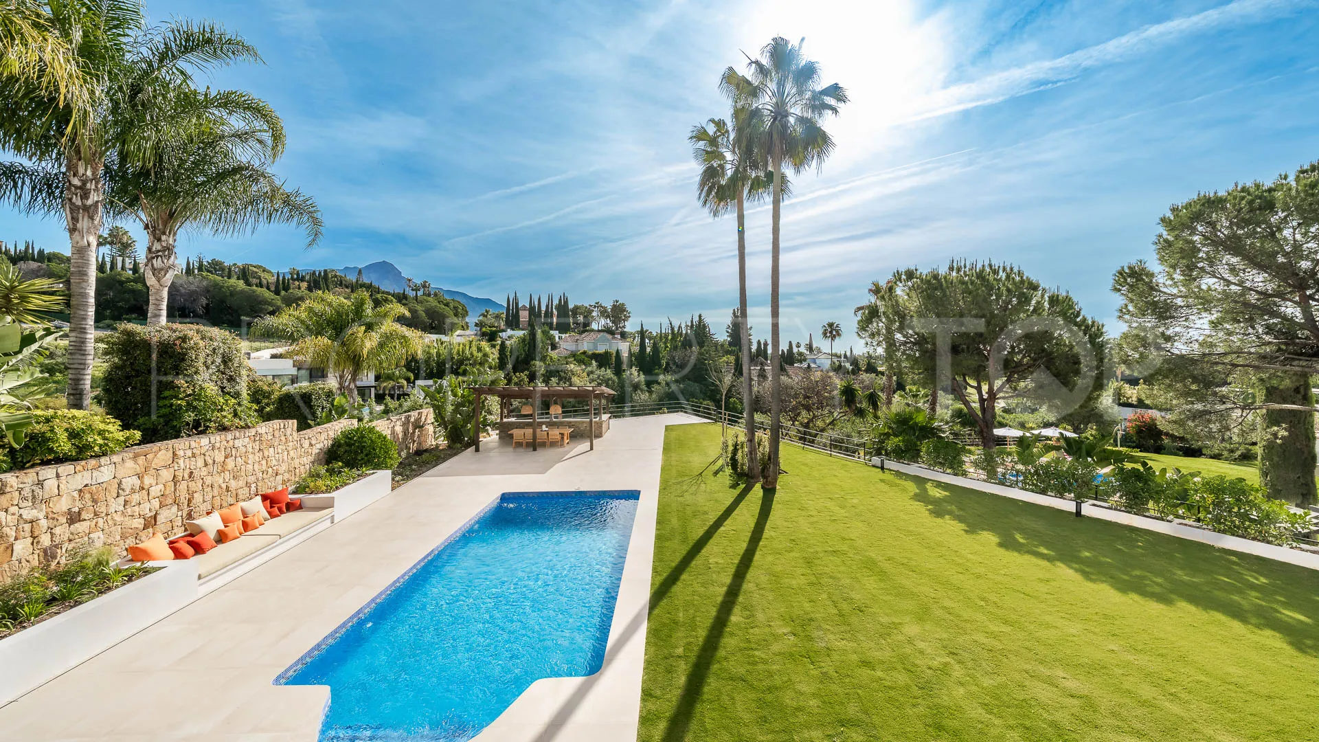 Comprar villa de 4 dormitorios en Nueva Andalucia