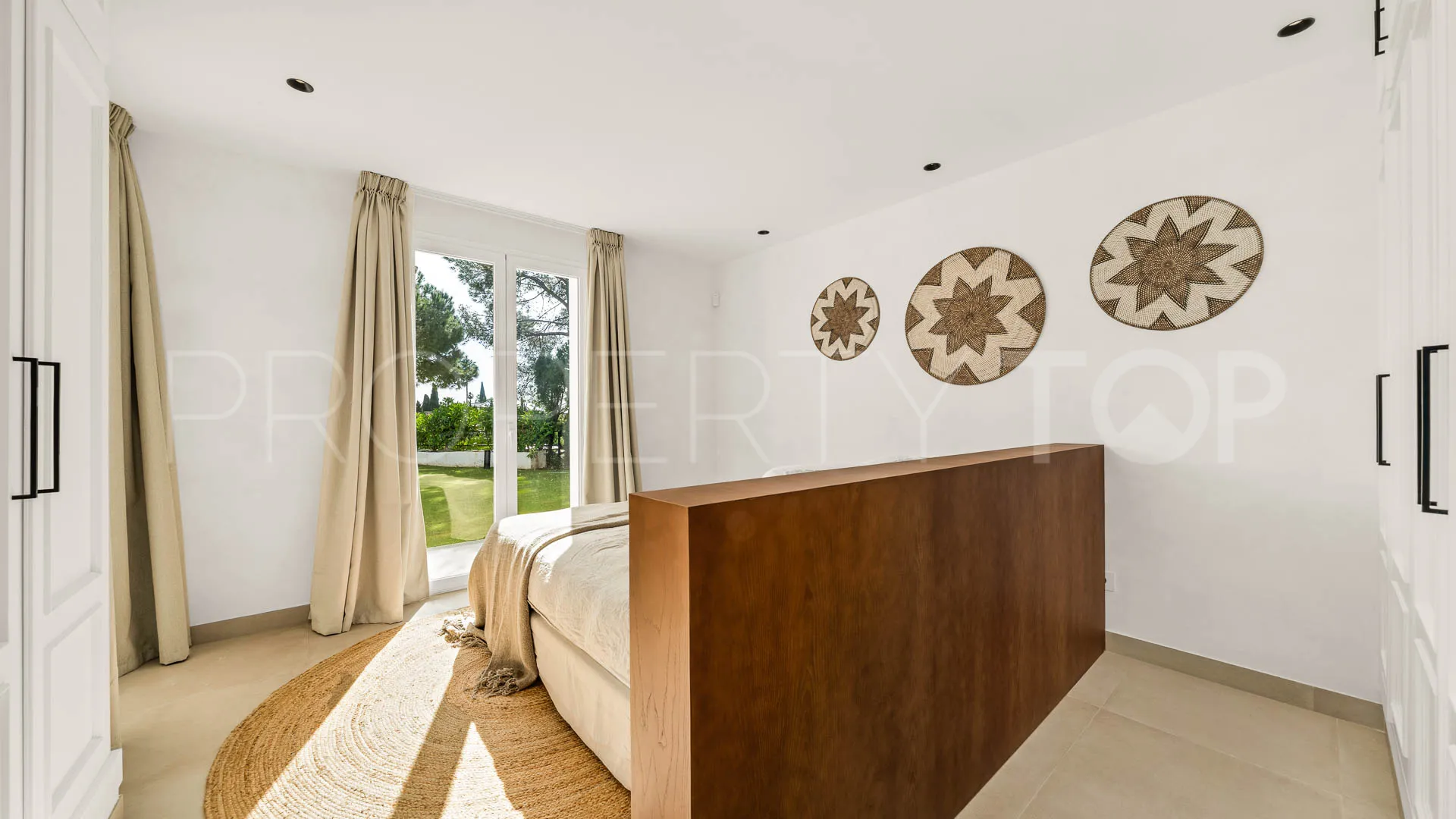 Comprar villa de 4 dormitorios en Nueva Andalucia