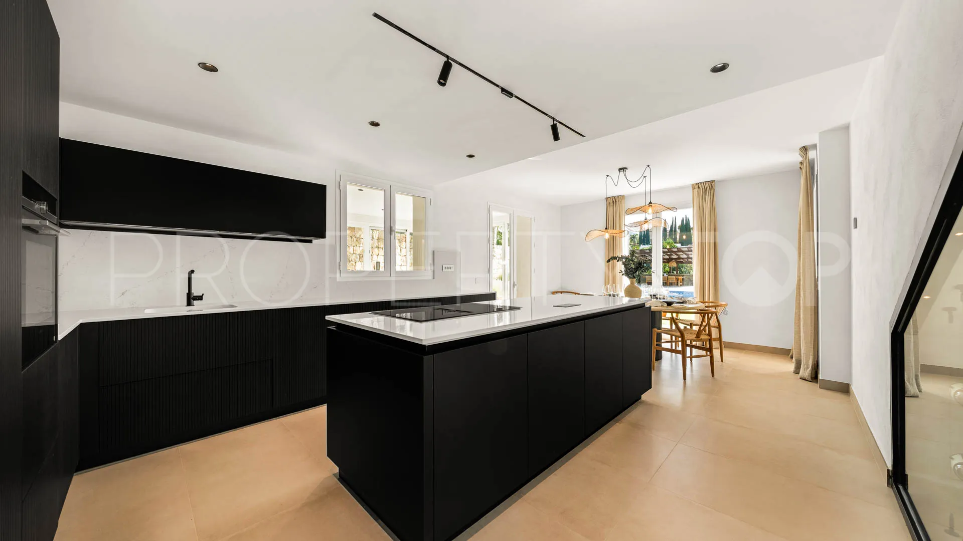 Comprar villa de 4 dormitorios en Nueva Andalucia