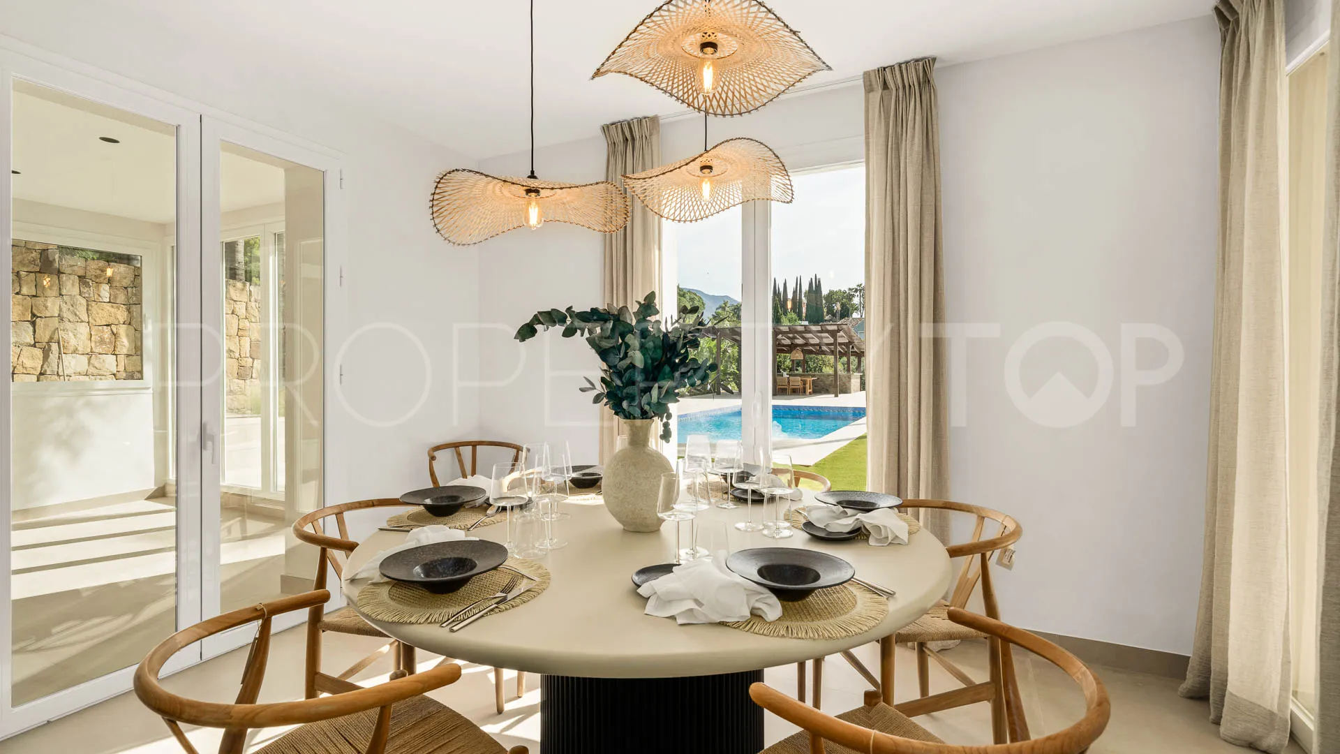 Comprar villa de 4 dormitorios en Nueva Andalucia