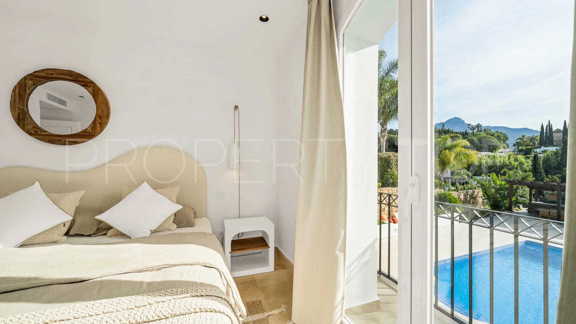 Comprar villa de 4 dormitorios en Nueva Andalucia