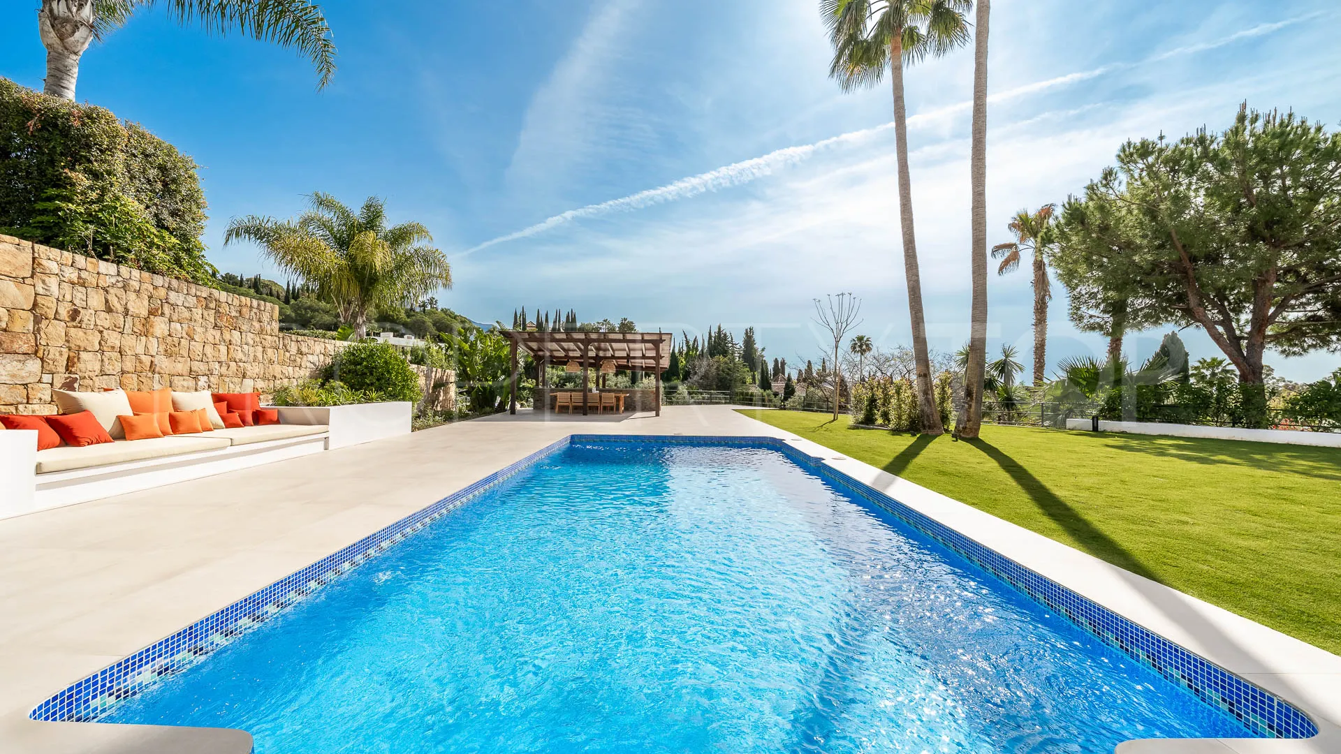 Comprar villa de 4 dormitorios en Nueva Andalucia