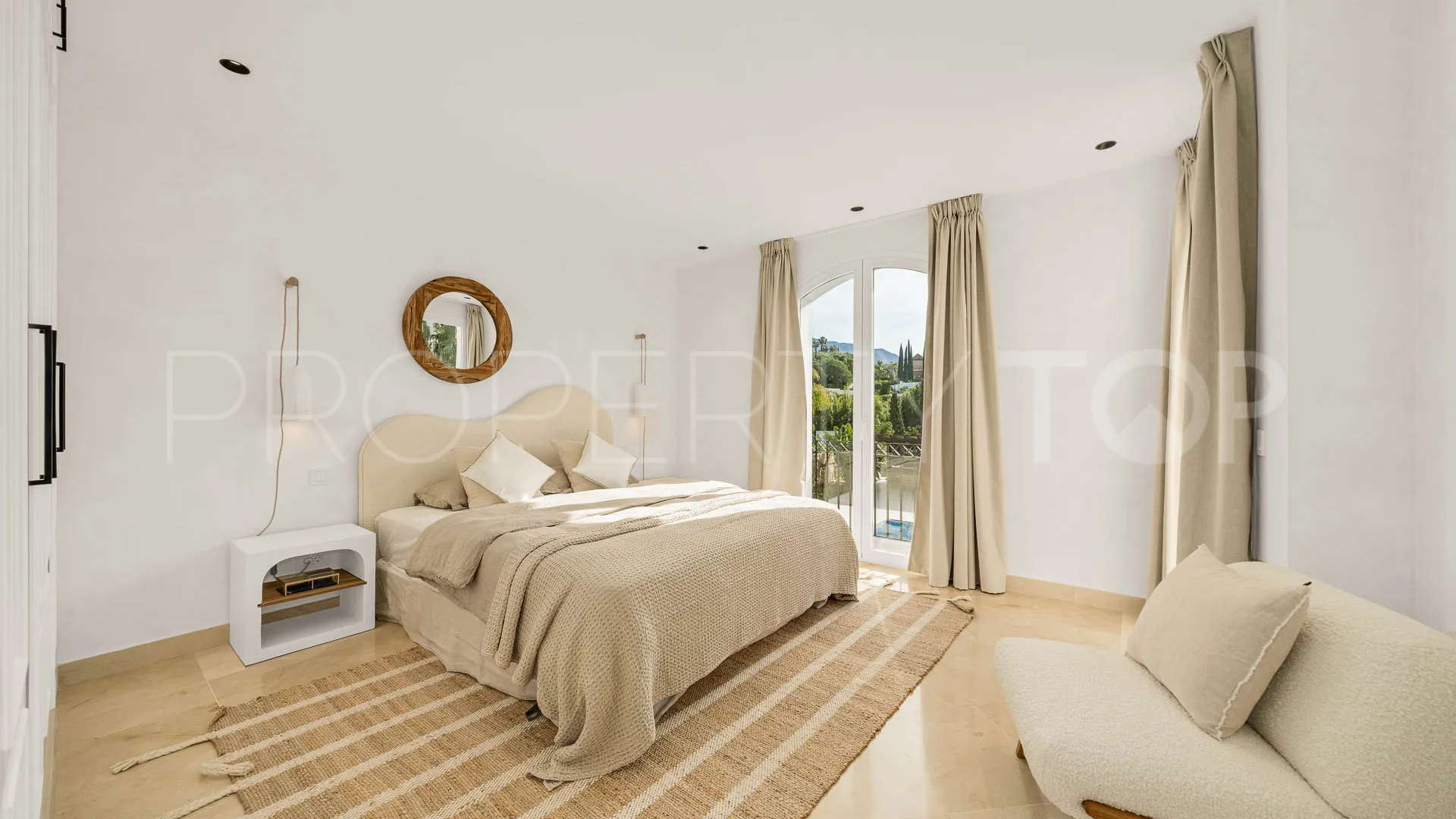Comprar villa de 4 dormitorios en Nueva Andalucia