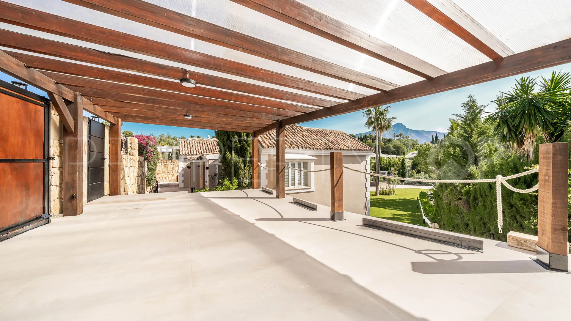 Comprar villa de 4 dormitorios en Nueva Andalucia