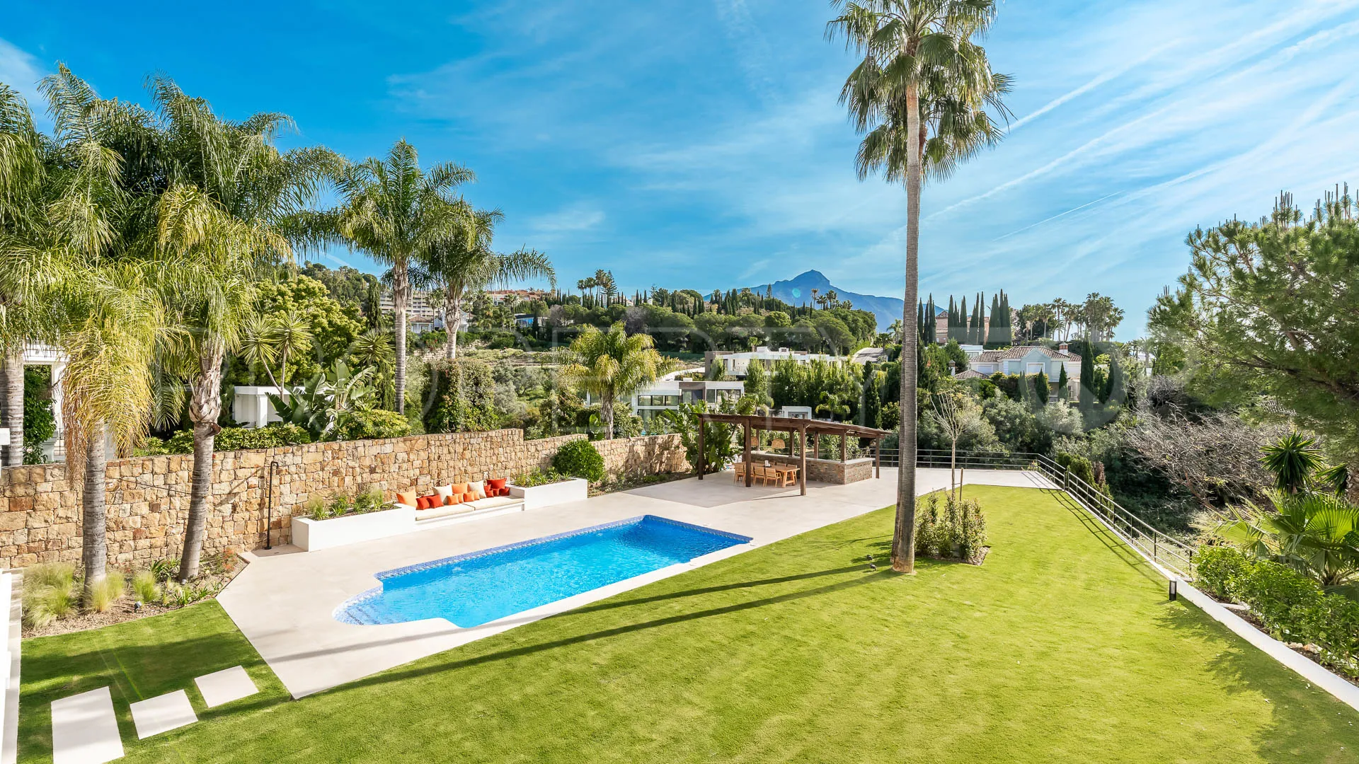 Comprar villa de 4 dormitorios en Nueva Andalucia