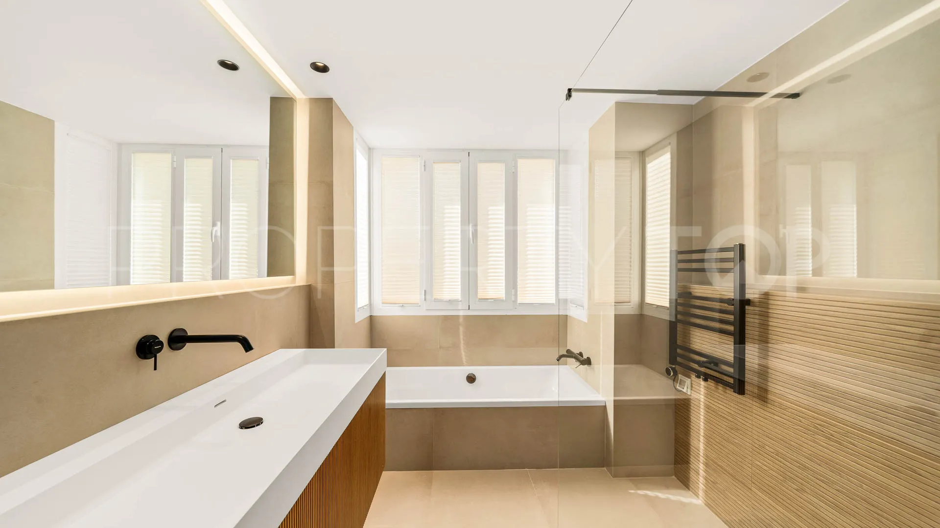 Comprar villa de 4 dormitorios en Nueva Andalucia