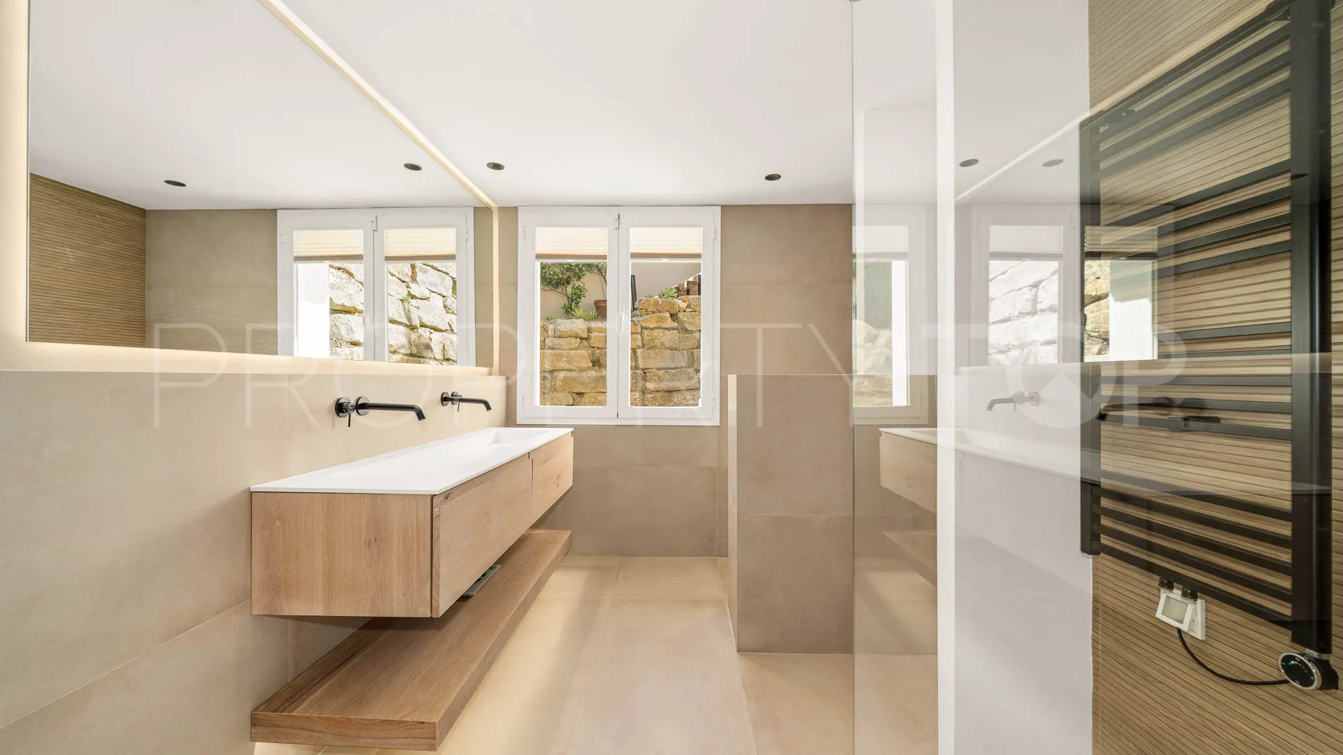 Comprar villa de 4 dormitorios en Nueva Andalucia