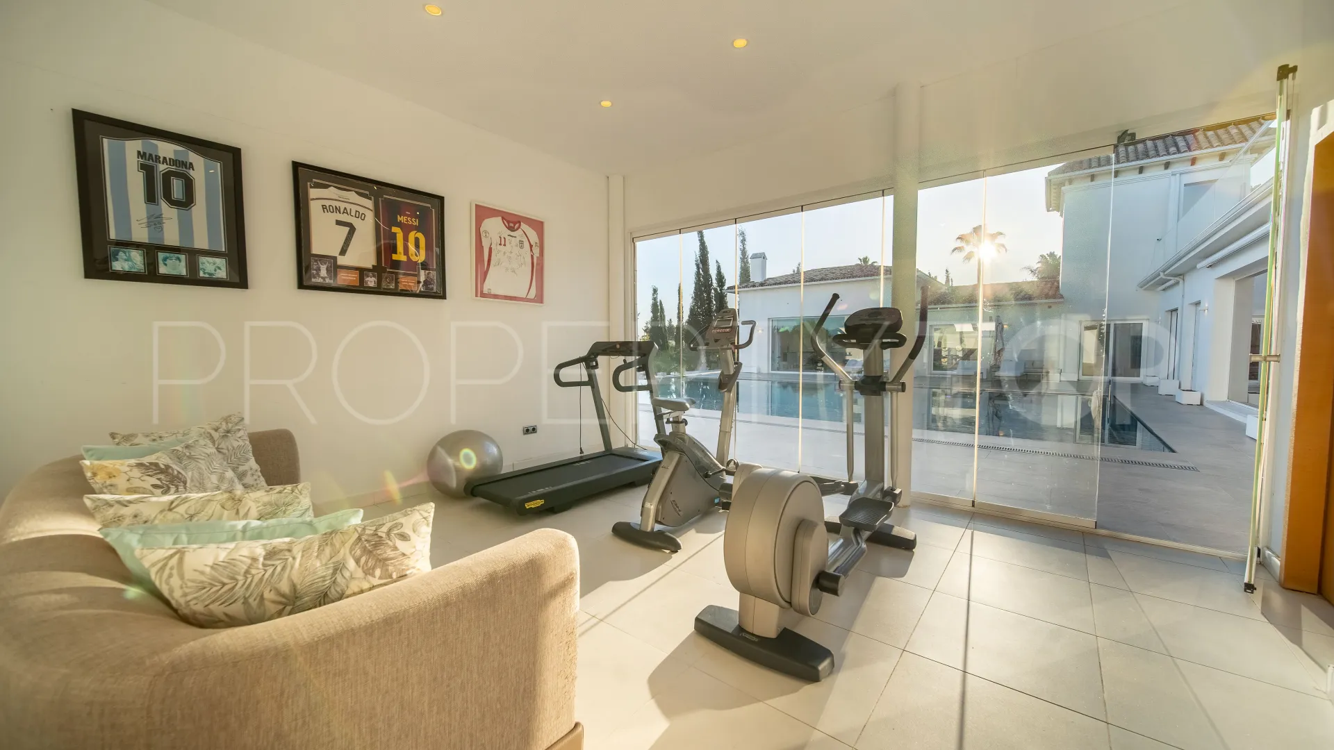Villa a la venta en Guadalmina Alta con 6 dormitorios