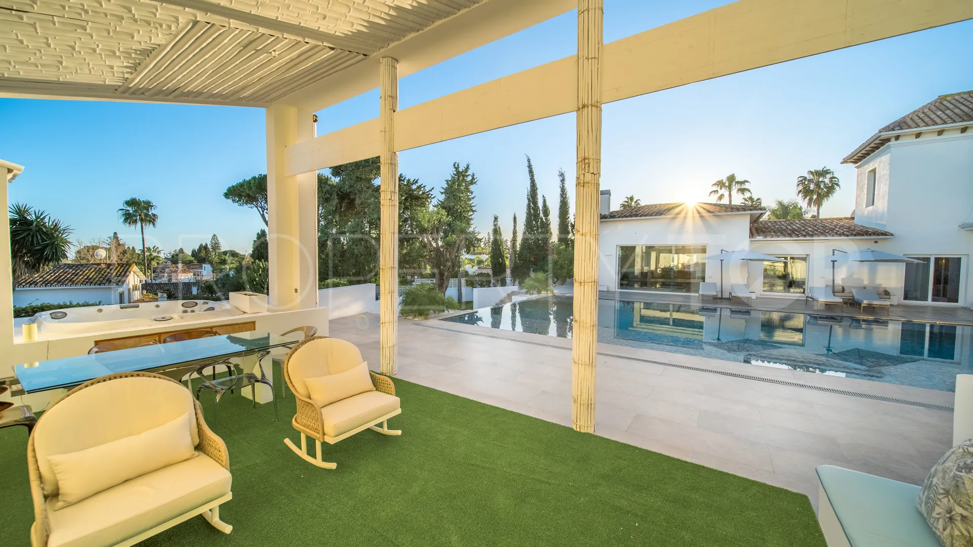 Villa a la venta en Guadalmina Alta con 6 dormitorios