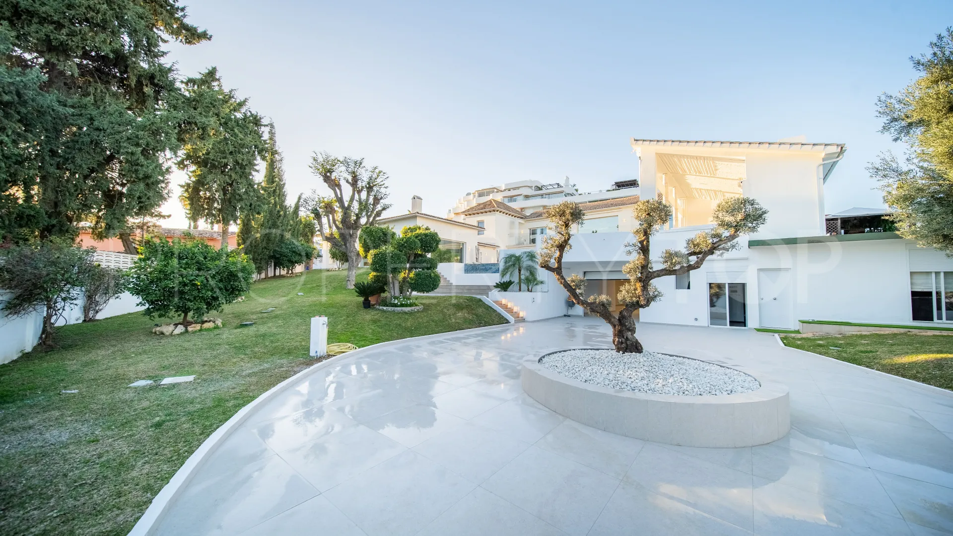 Villa a la venta en Guadalmina Alta con 6 dormitorios