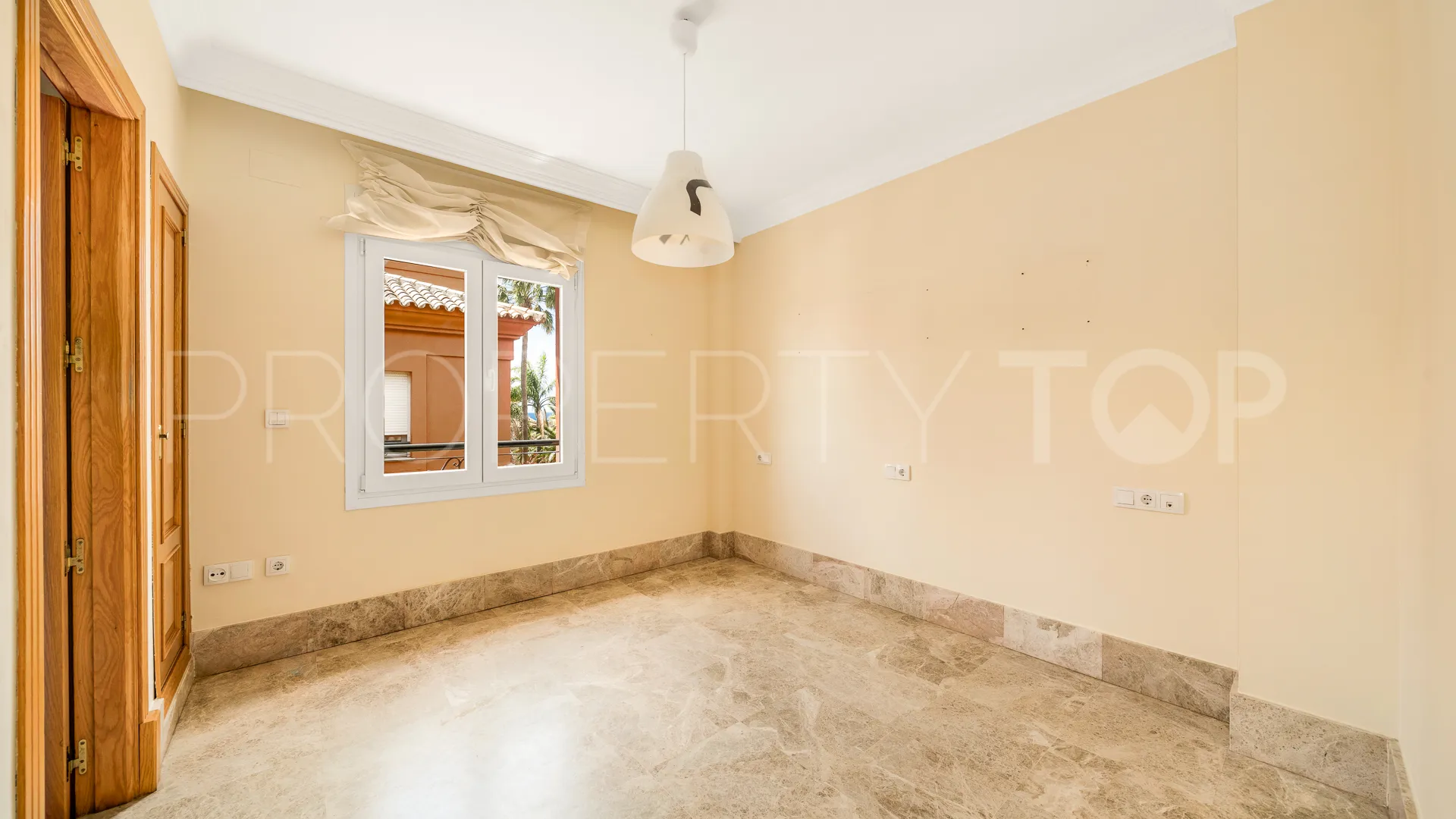 Se vende pareado con 4 dormitorios en Los Monteros