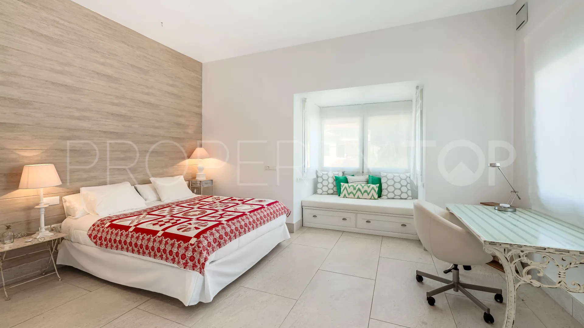 Comprar villa con 5 dormitorios en San Pedro Playa