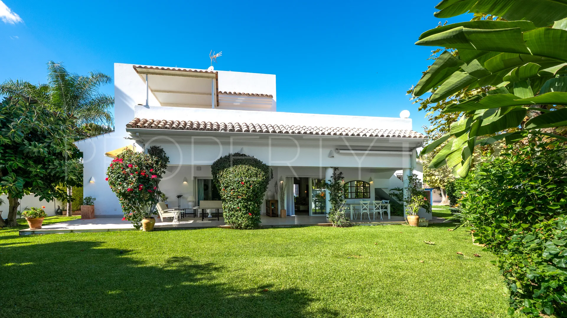 Comprar villa con 5 dormitorios en San Pedro Playa