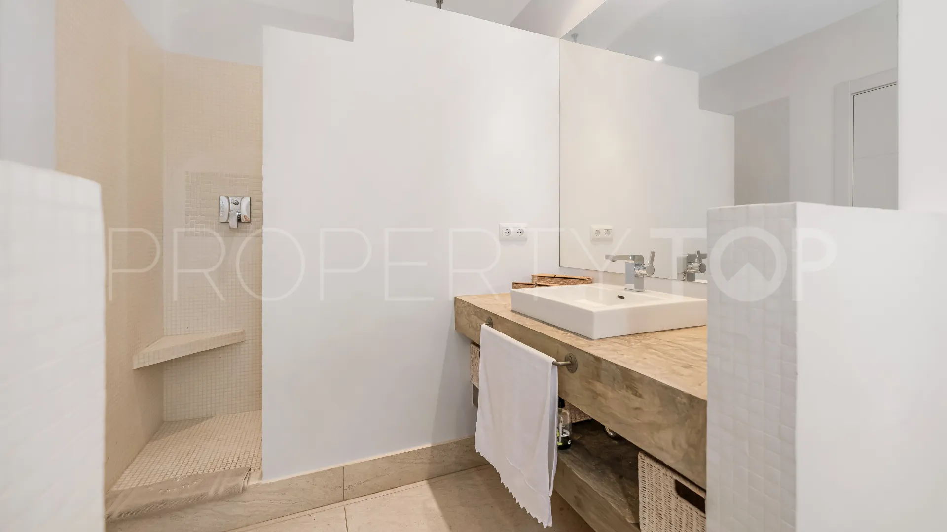 Comprar villa con 5 dormitorios en San Pedro Playa