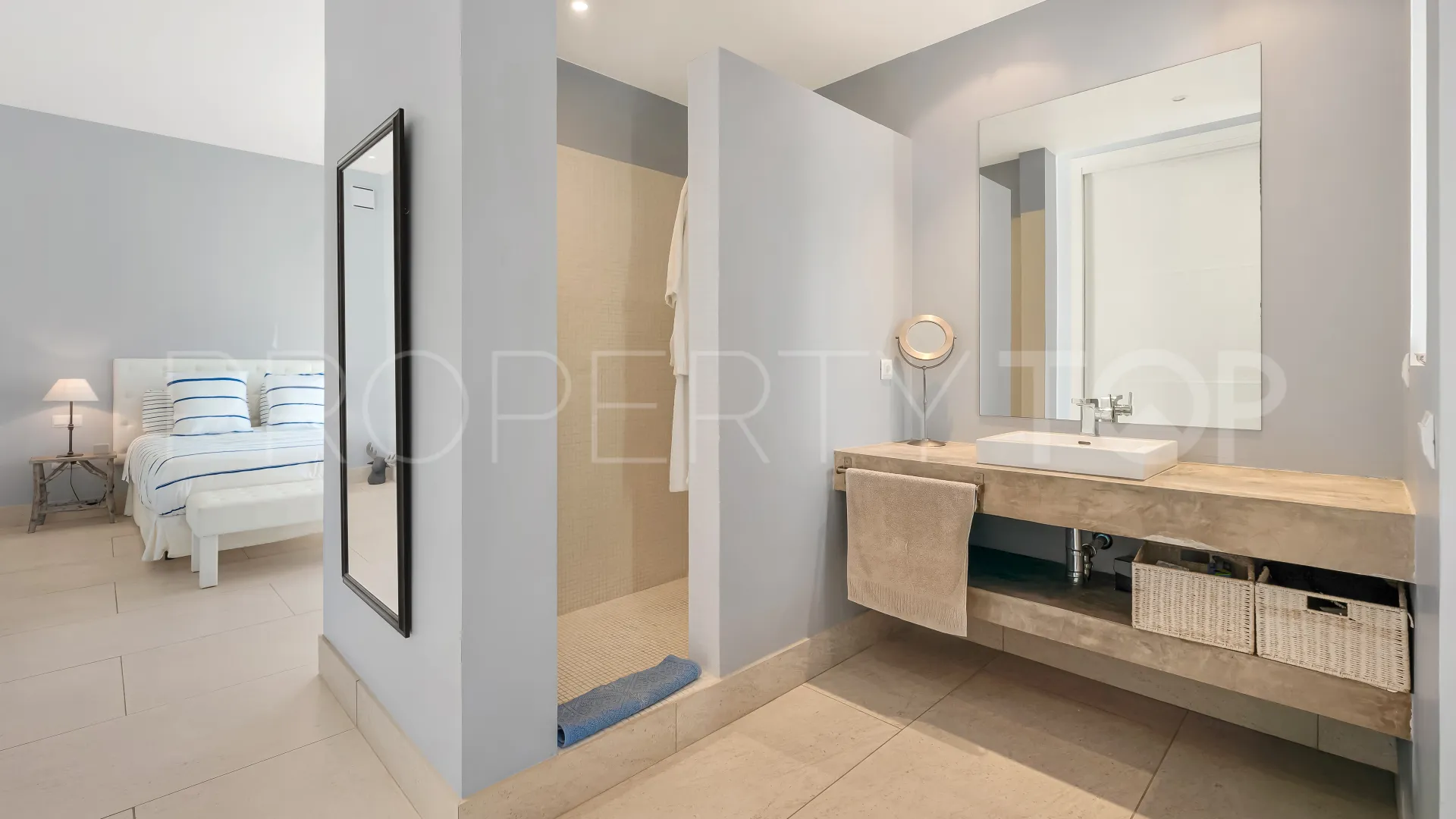 Comprar villa con 5 dormitorios en San Pedro Playa