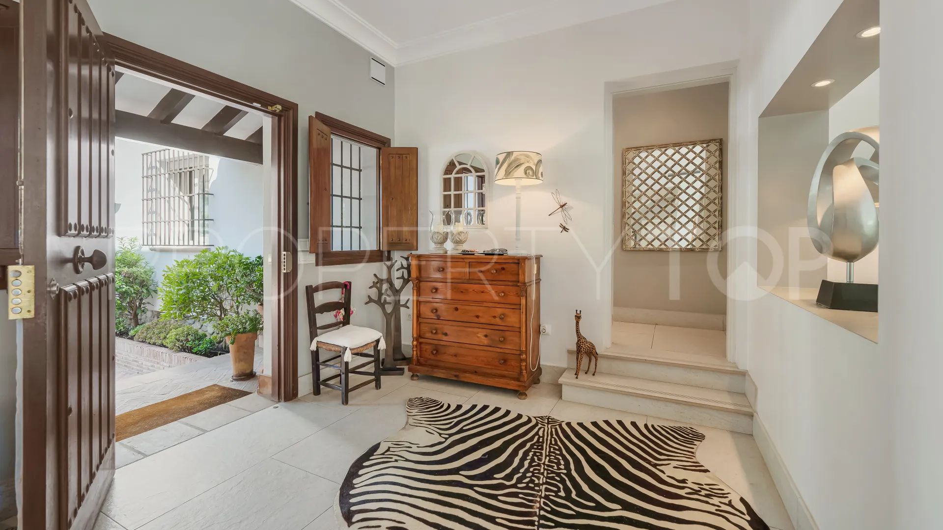 Comprar villa con 5 dormitorios en San Pedro Playa
