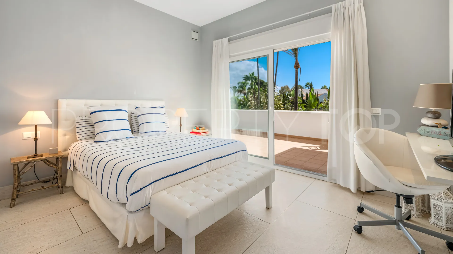 Comprar villa con 5 dormitorios en San Pedro Playa