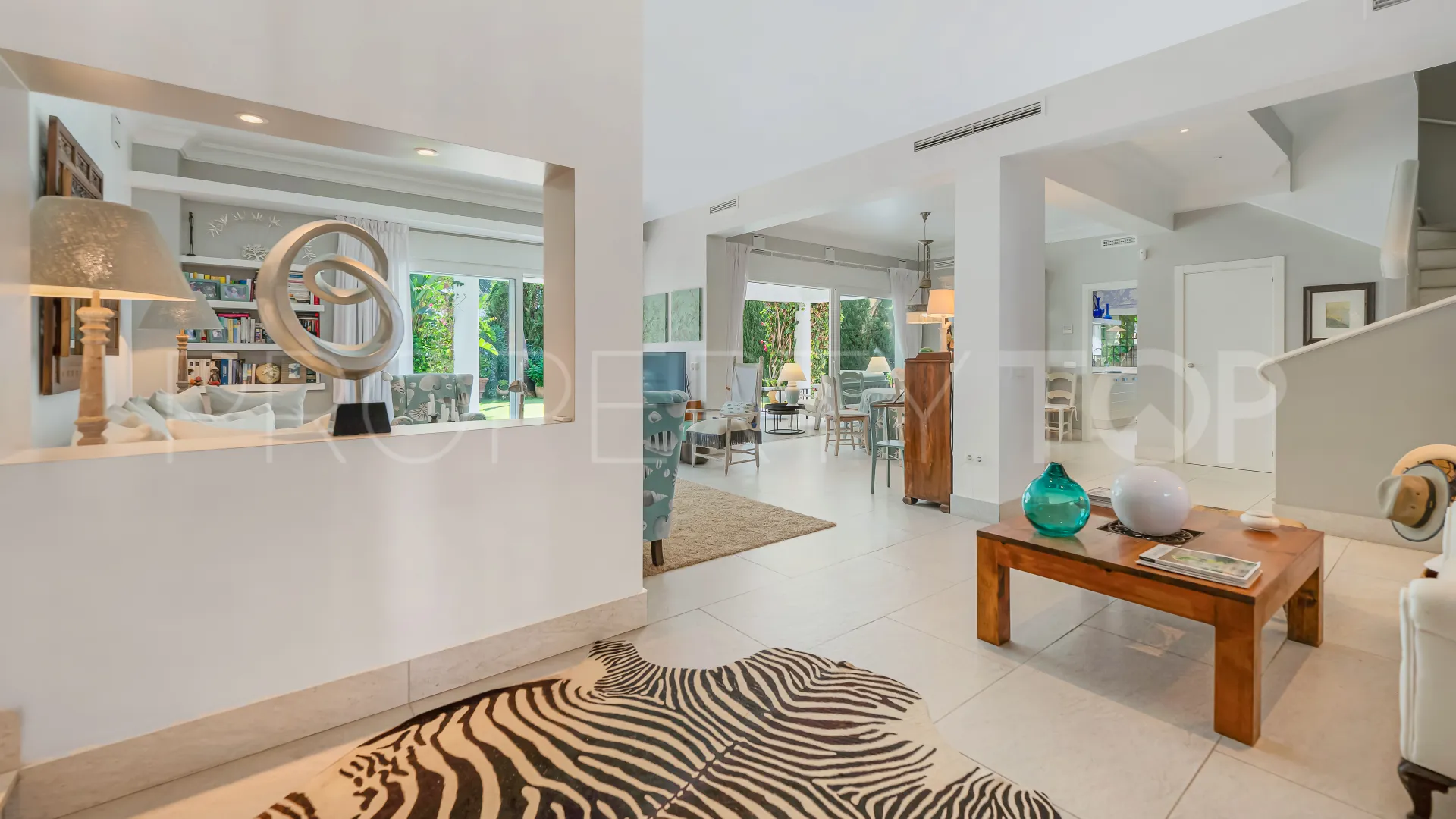 Comprar villa con 5 dormitorios en San Pedro Playa