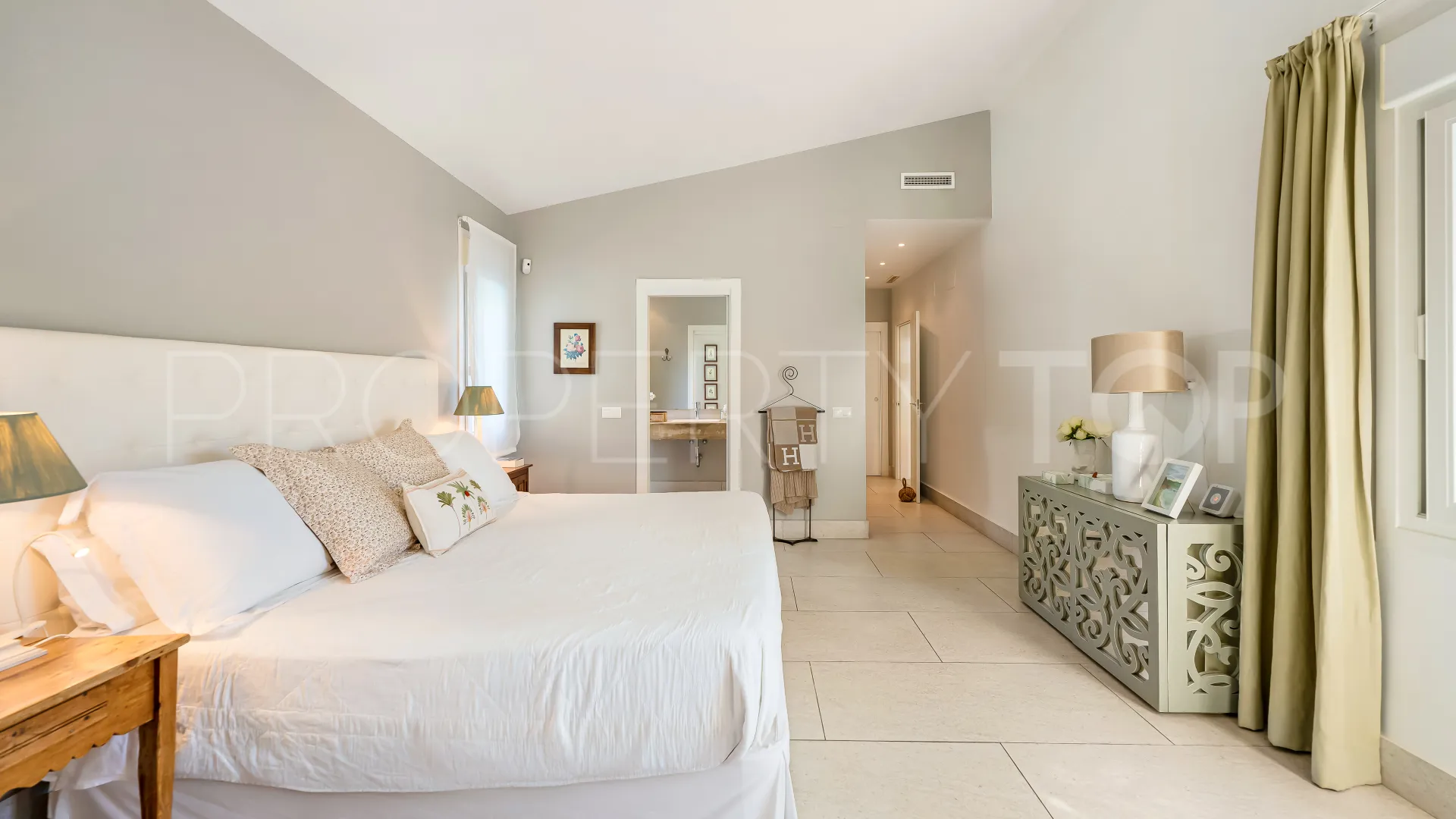 Comprar villa con 5 dormitorios en San Pedro Playa