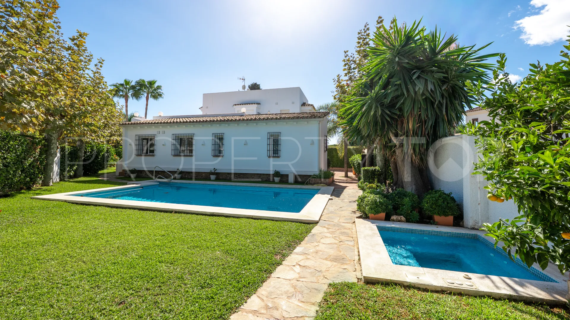 Comprar villa con 5 dormitorios en San Pedro Playa