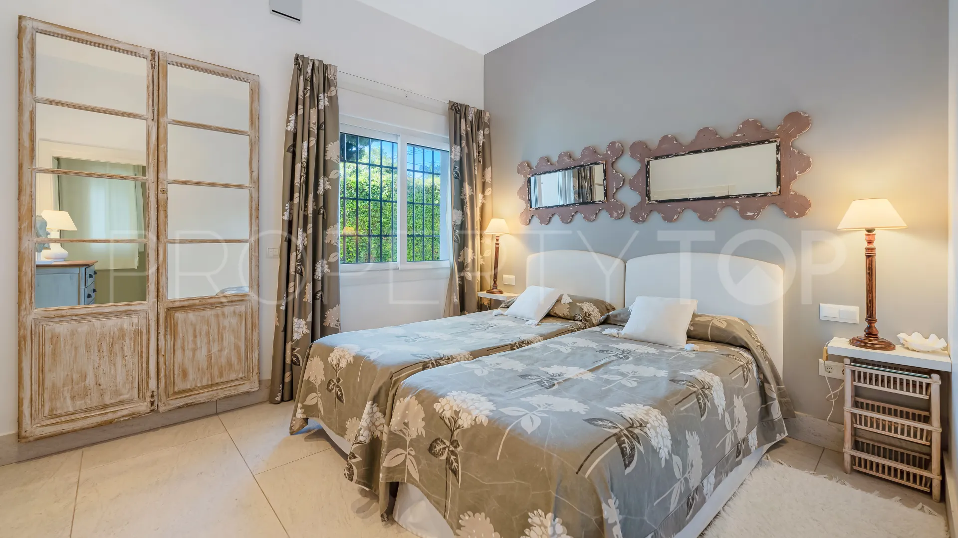 Comprar villa con 5 dormitorios en San Pedro Playa