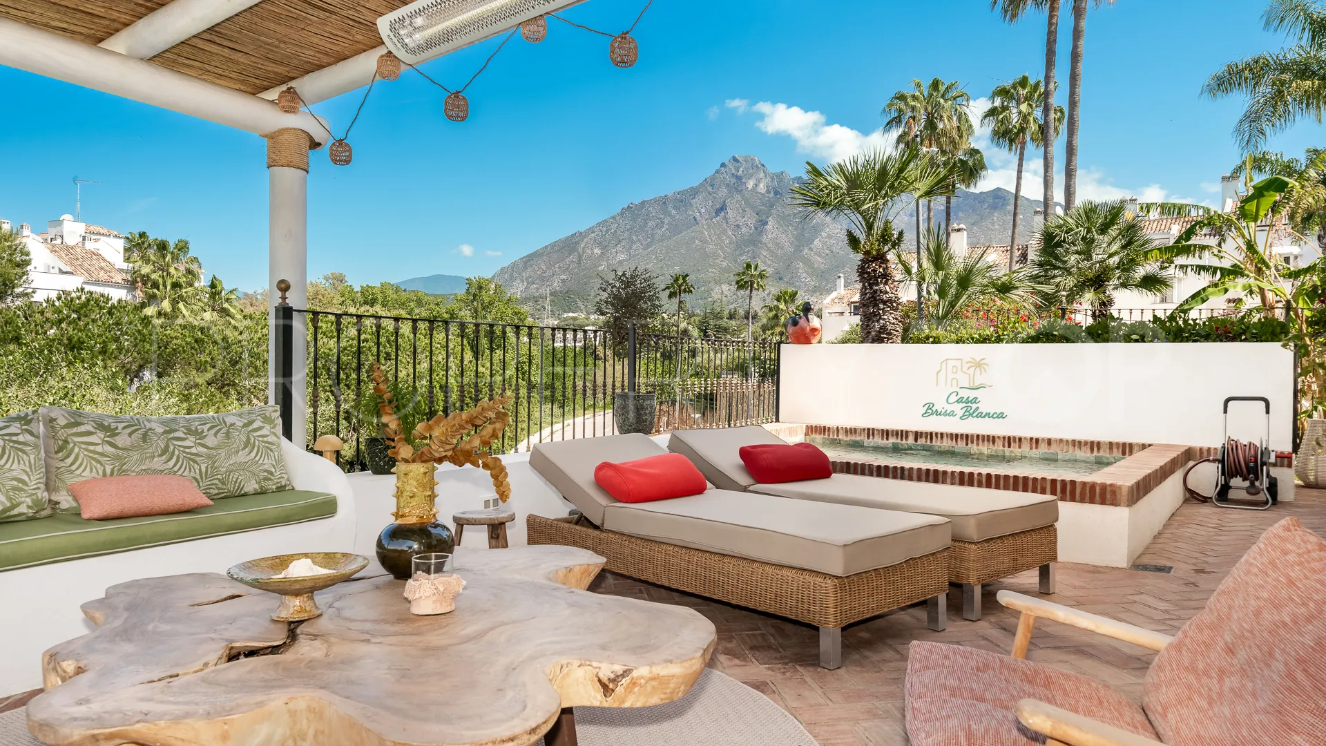 For sale town house with 4 bedrooms in Golden Mile