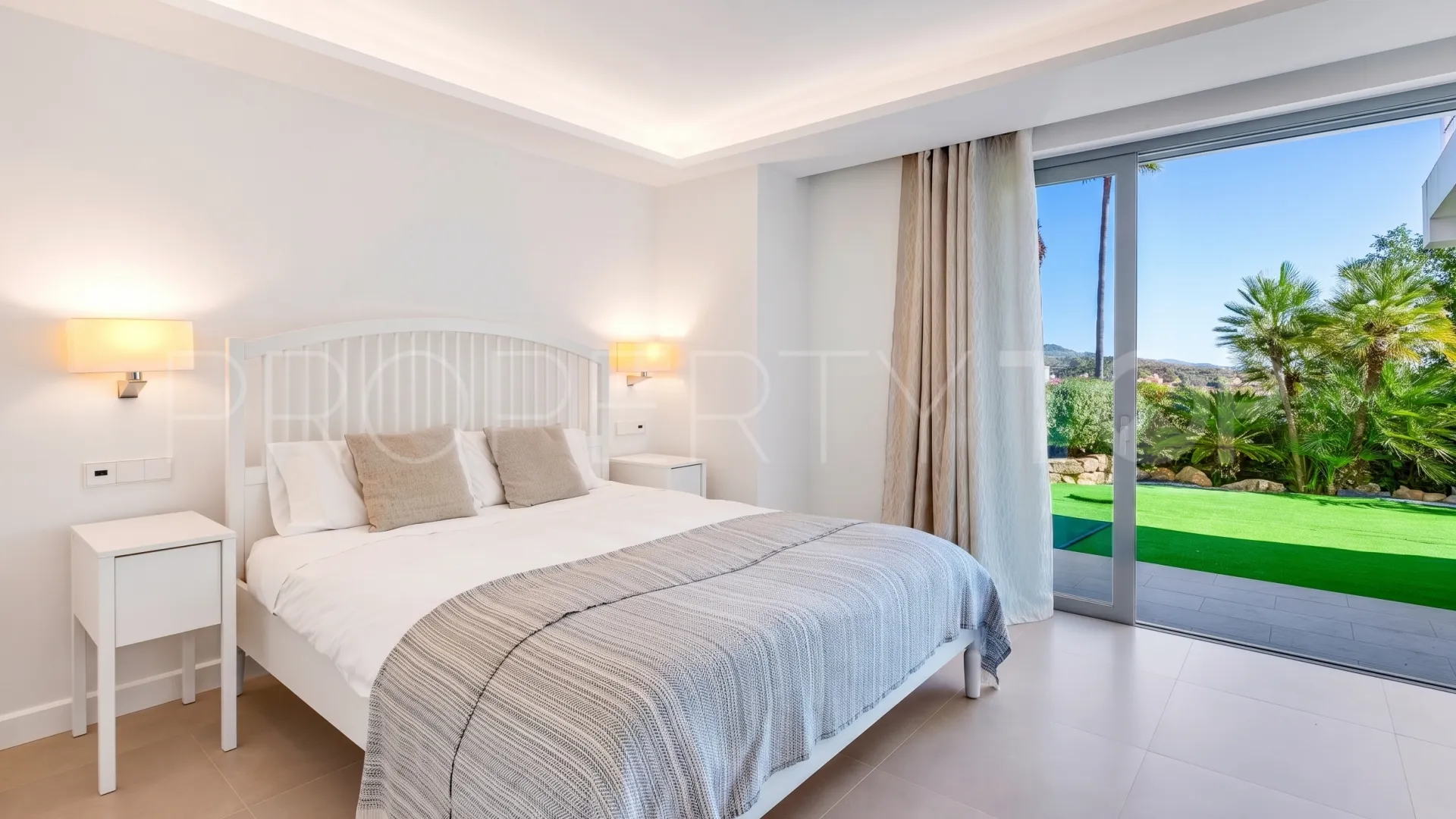 Villa con 4 dormitorios en venta en Nueva Andalucia