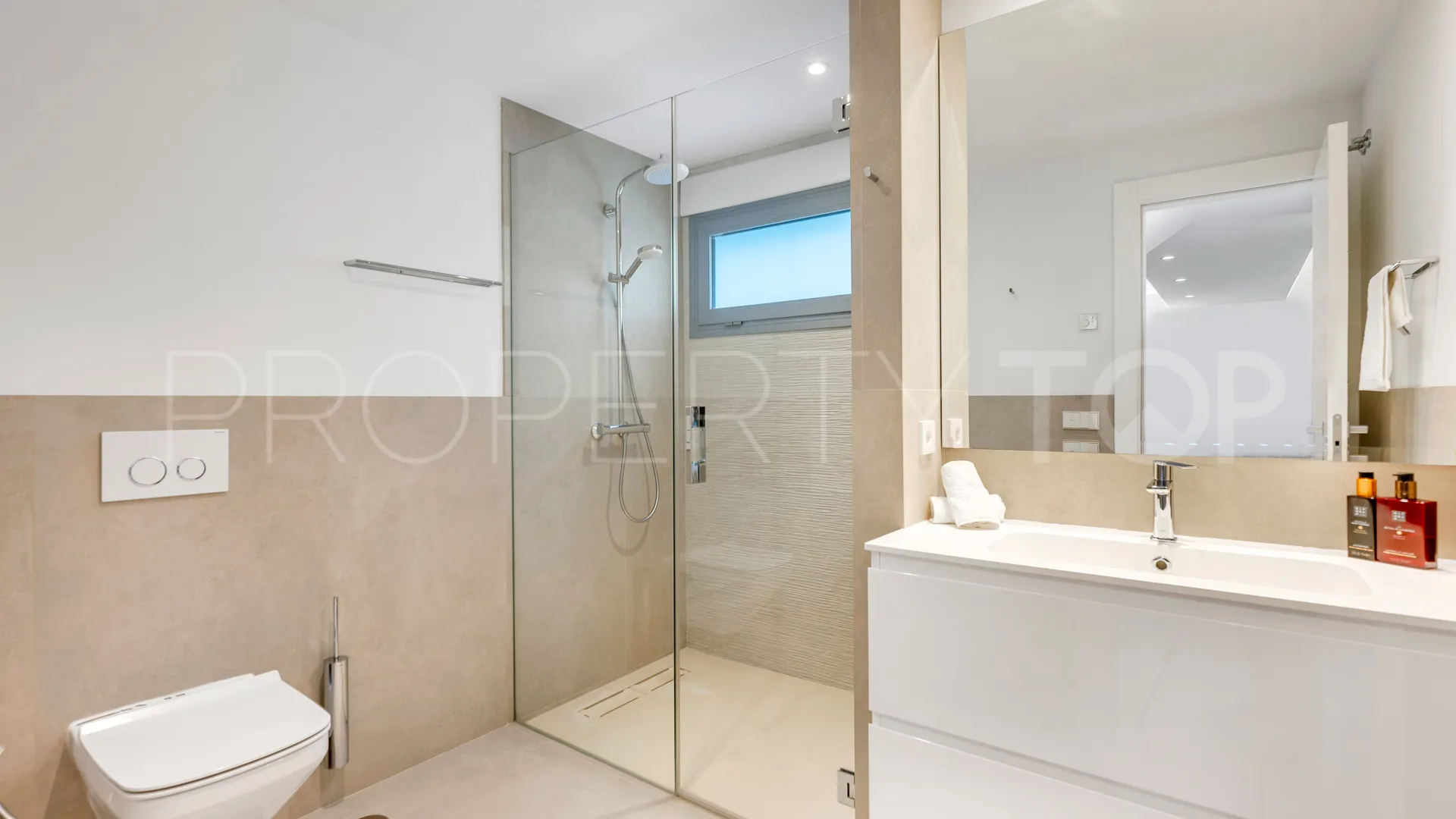 Villa con 4 dormitorios en venta en Nueva Andalucia