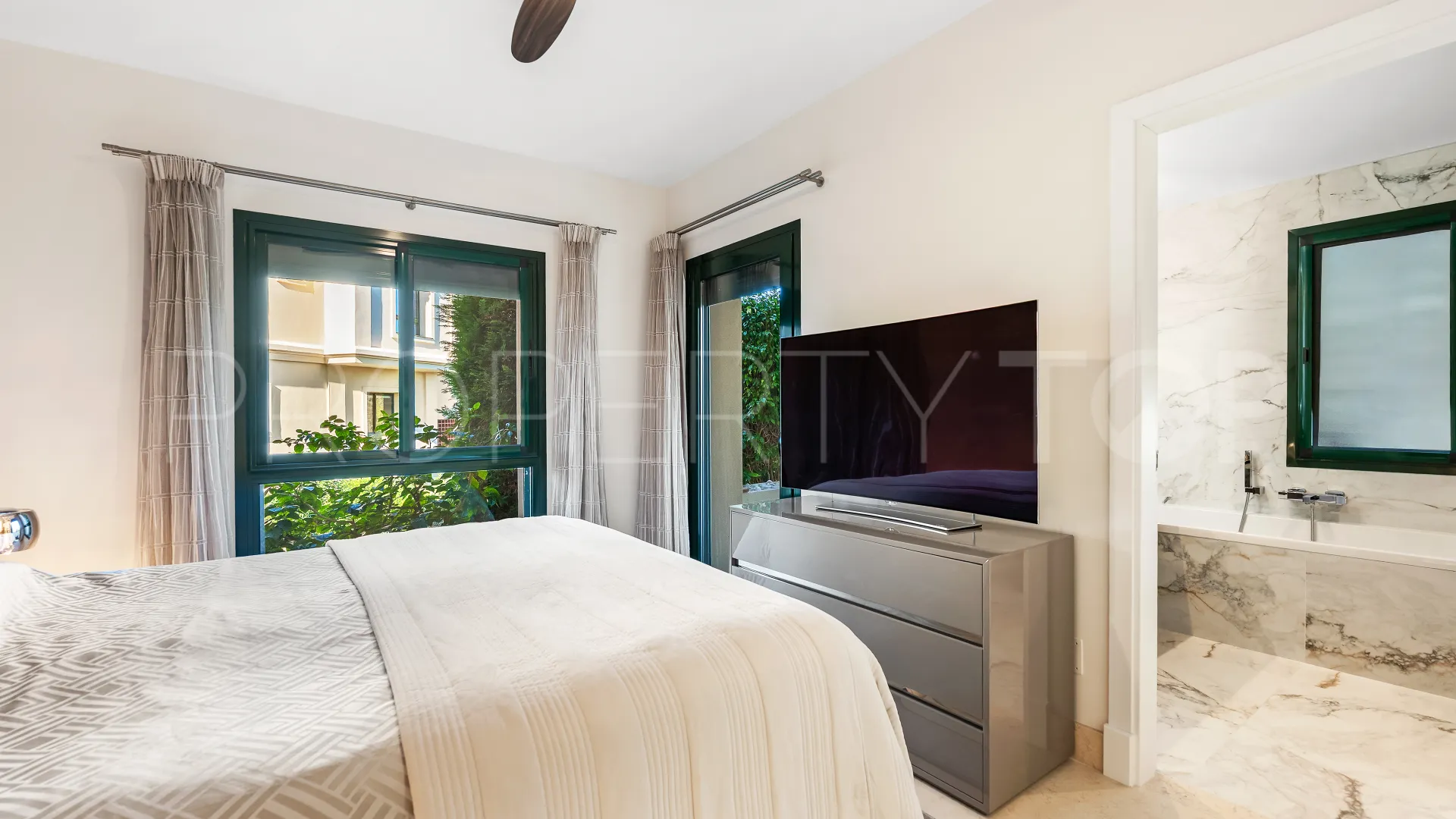 Ground floor apartment with 2 bedrooms for sale in Los Arqueros