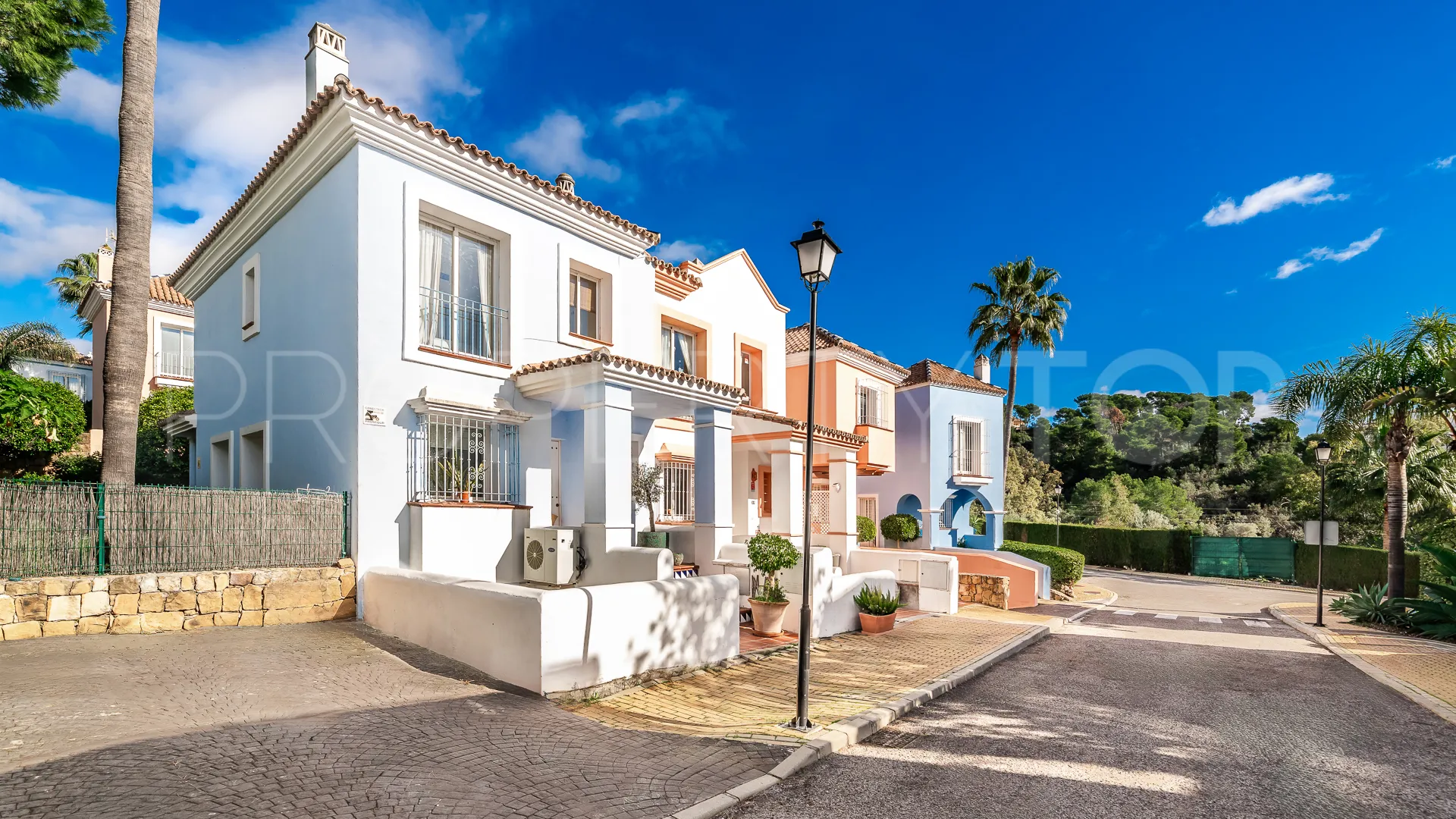 3 bedrooms town house in Nueva Andalucia for sale