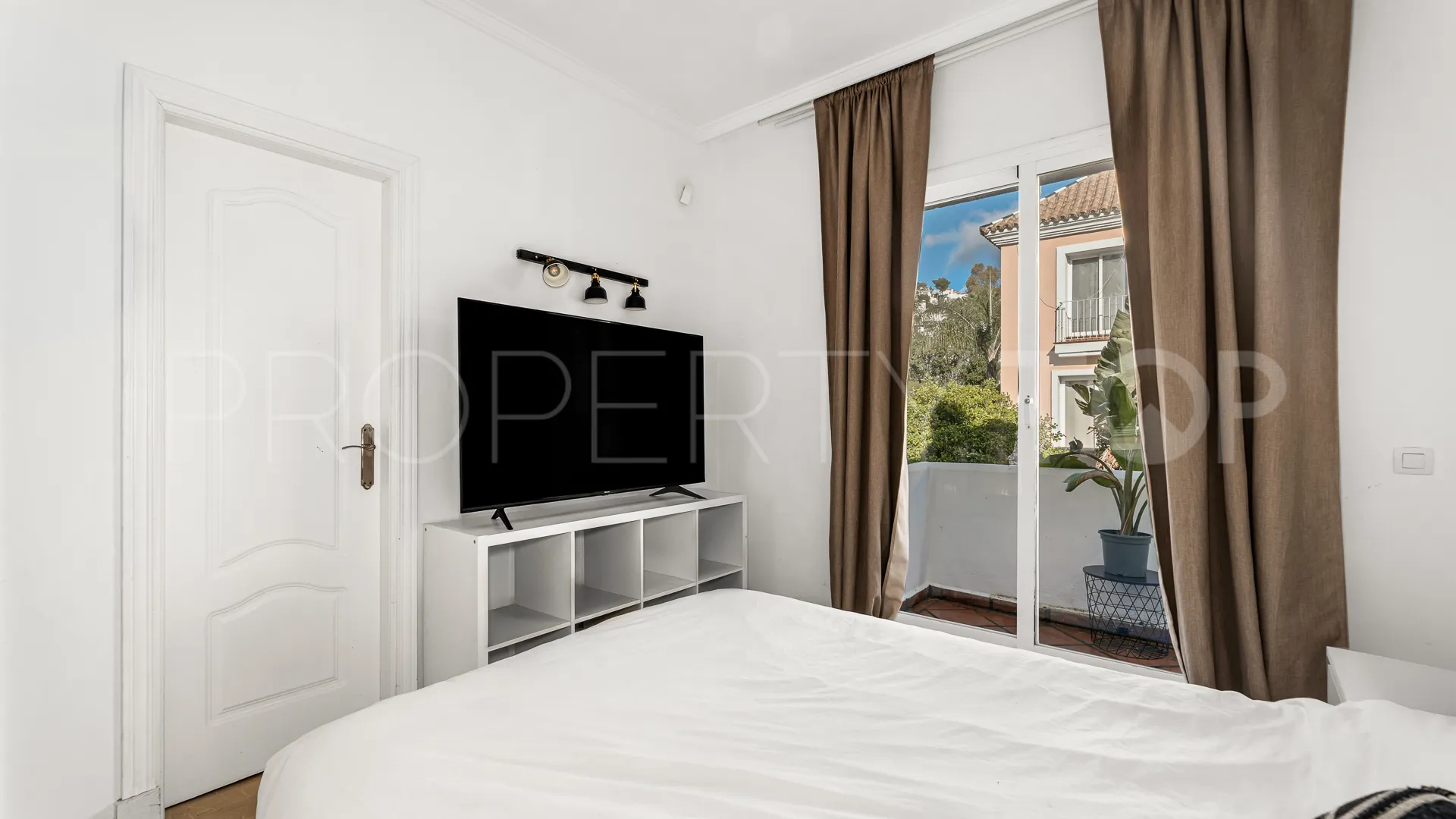 3 bedrooms town house in Nueva Andalucia for sale