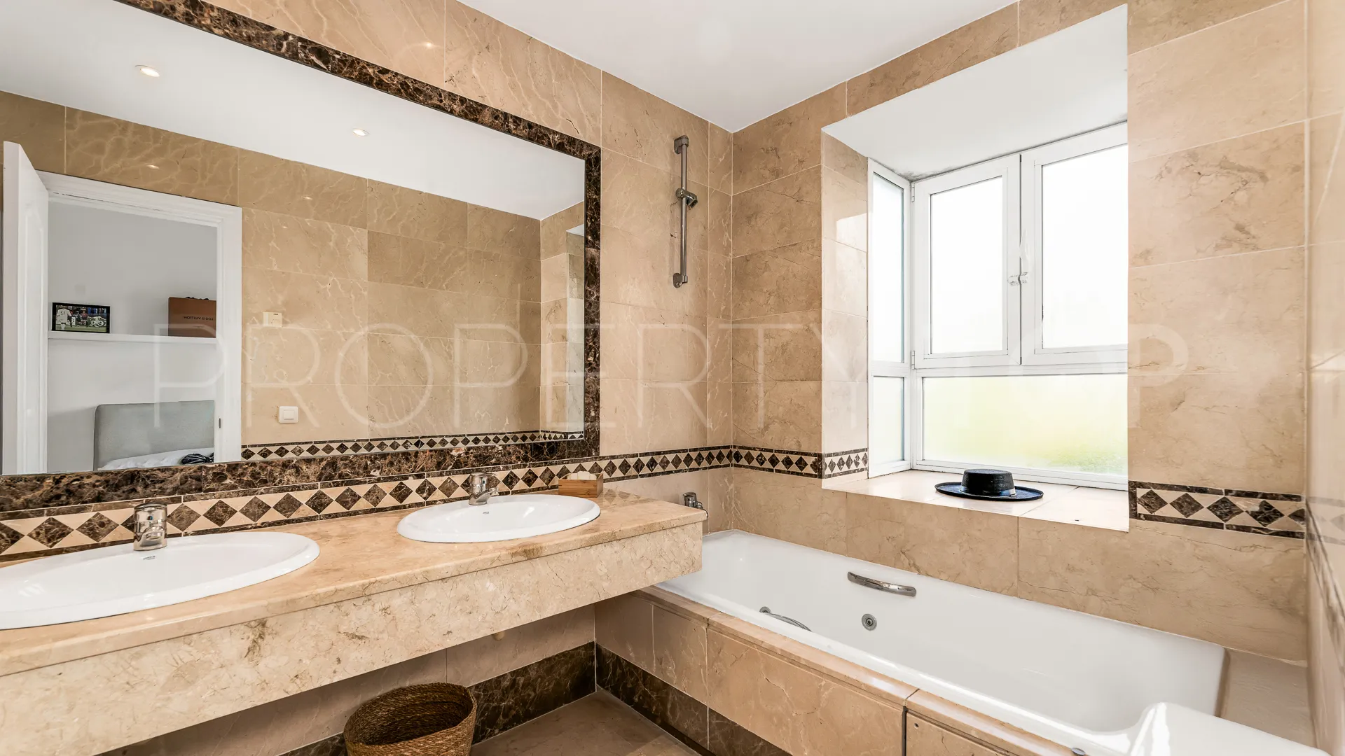 3 bedrooms town house in Nueva Andalucia for sale