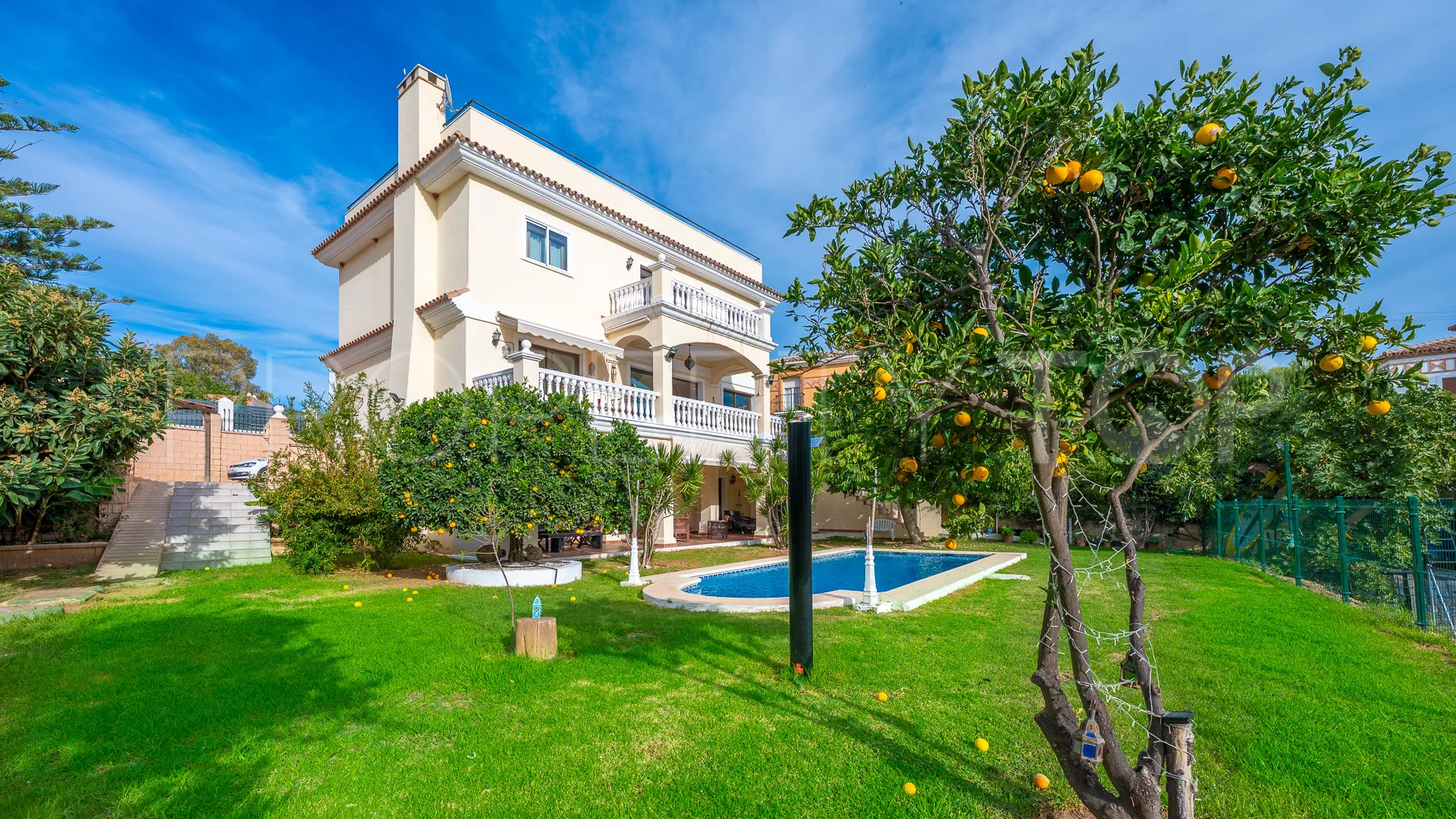 Villa for sale in Rio Real with 7 bedrooms