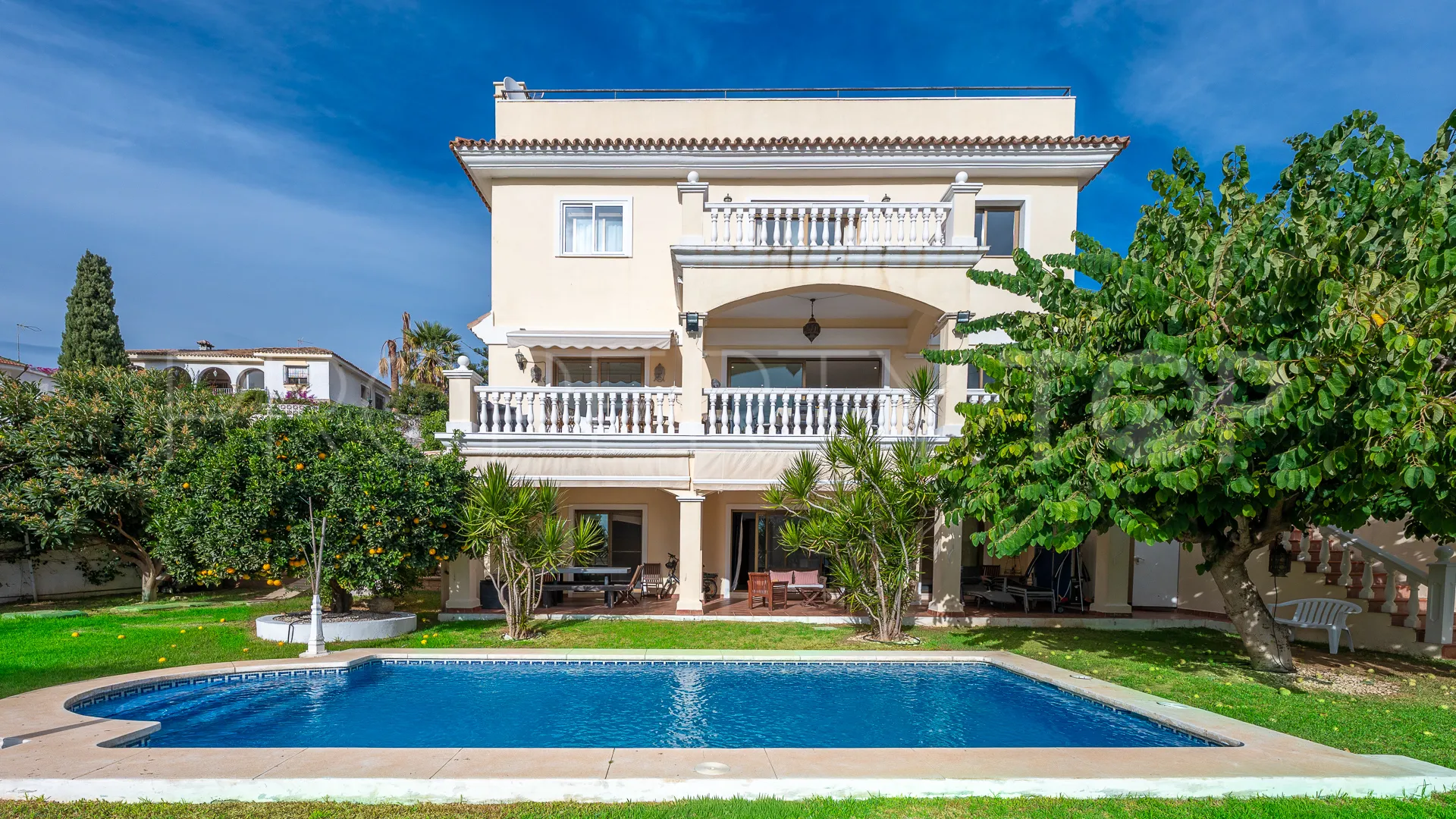 Villa for sale in Rio Real with 7 bedrooms