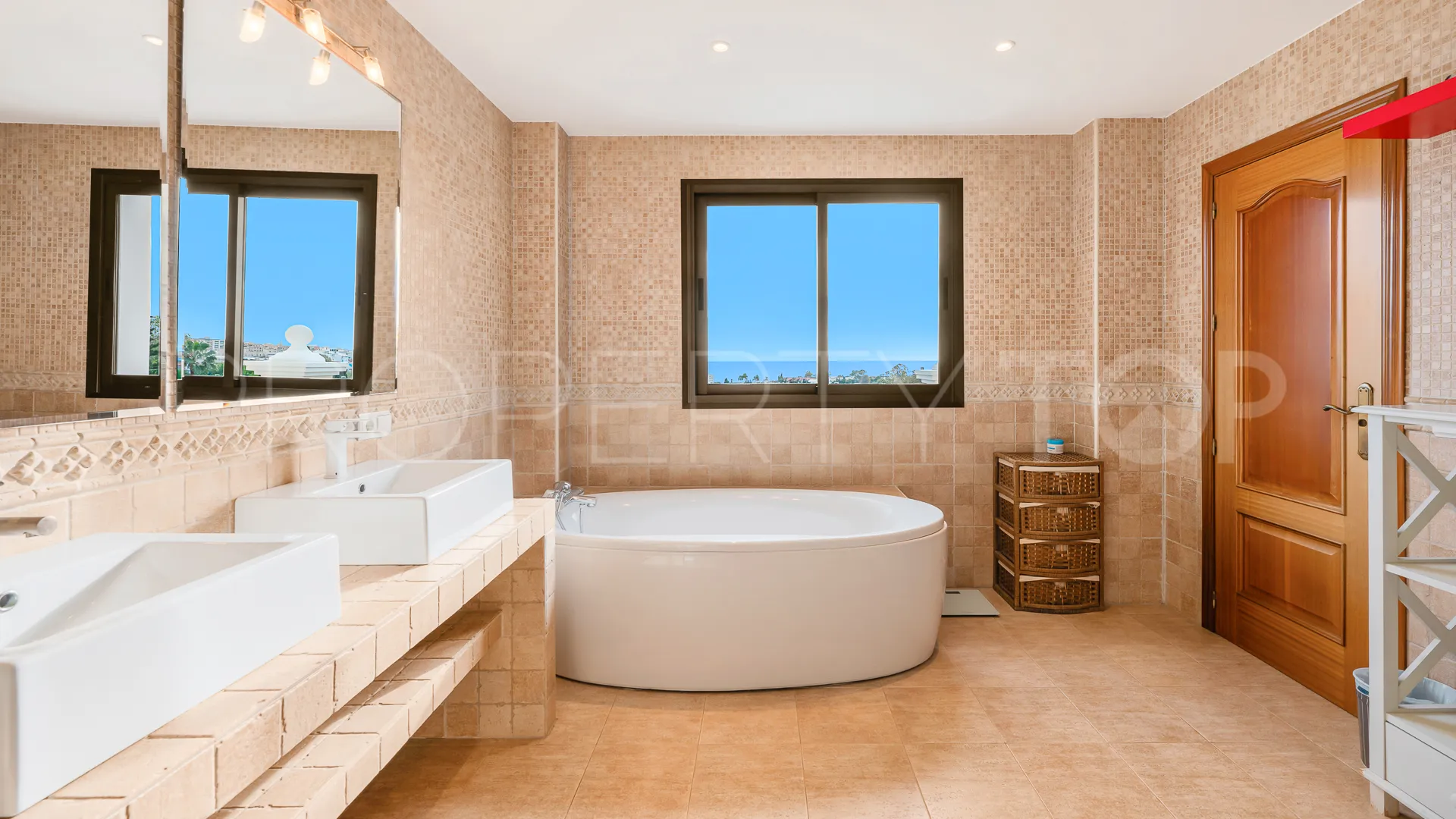 Villa for sale in Rio Real with 7 bedrooms