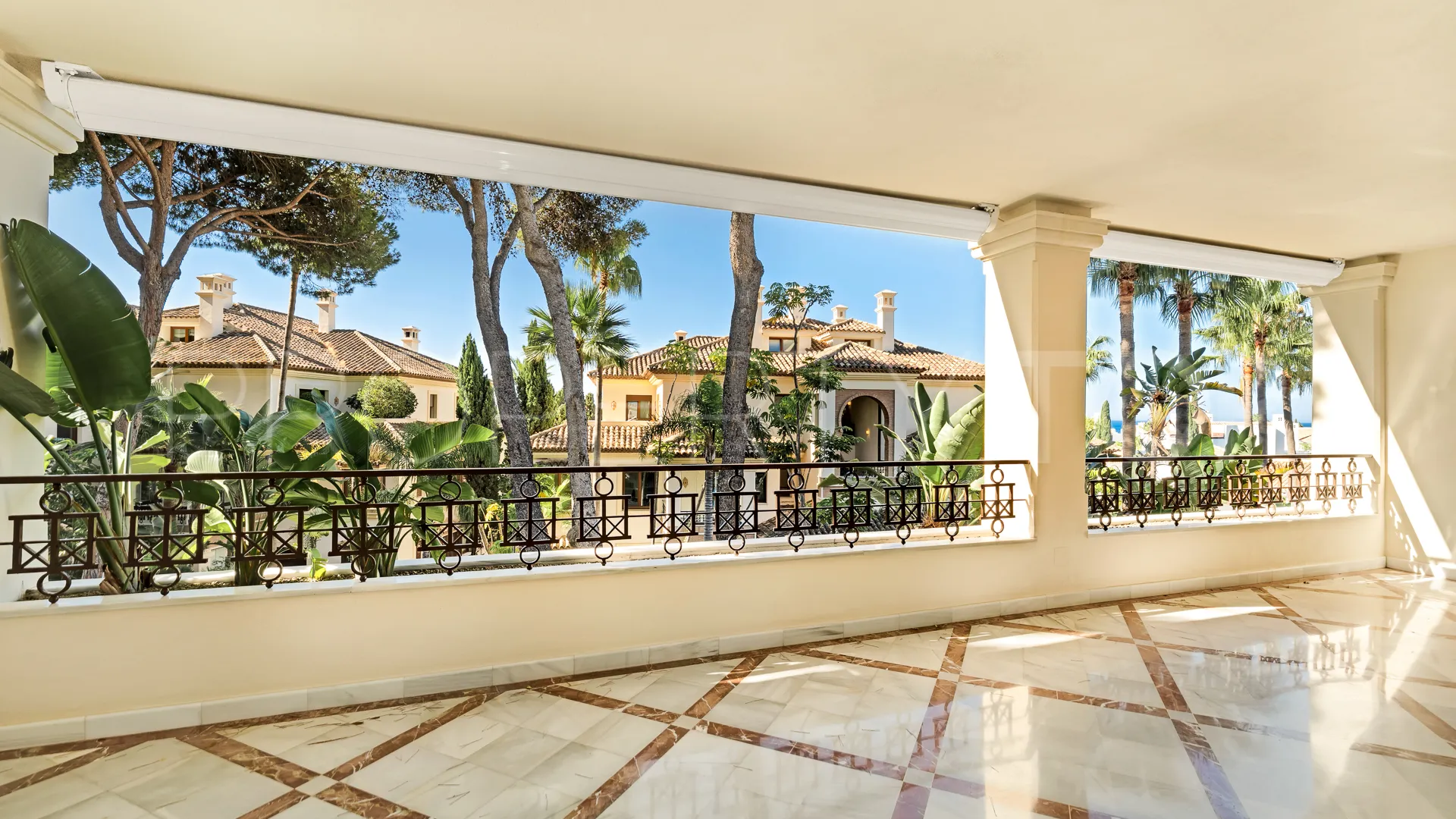 Buy 2 bedrooms apartment in Los Monteros