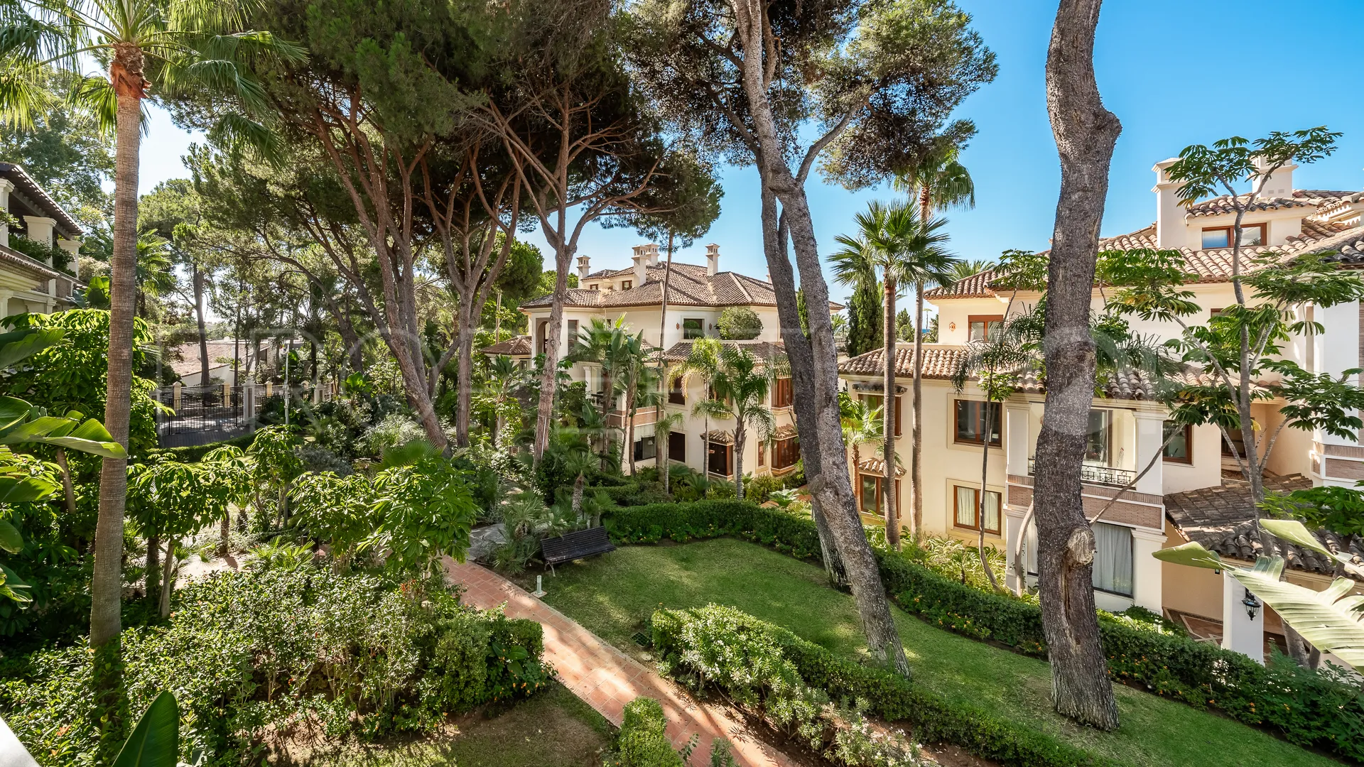 Buy 2 bedrooms apartment in Los Monteros